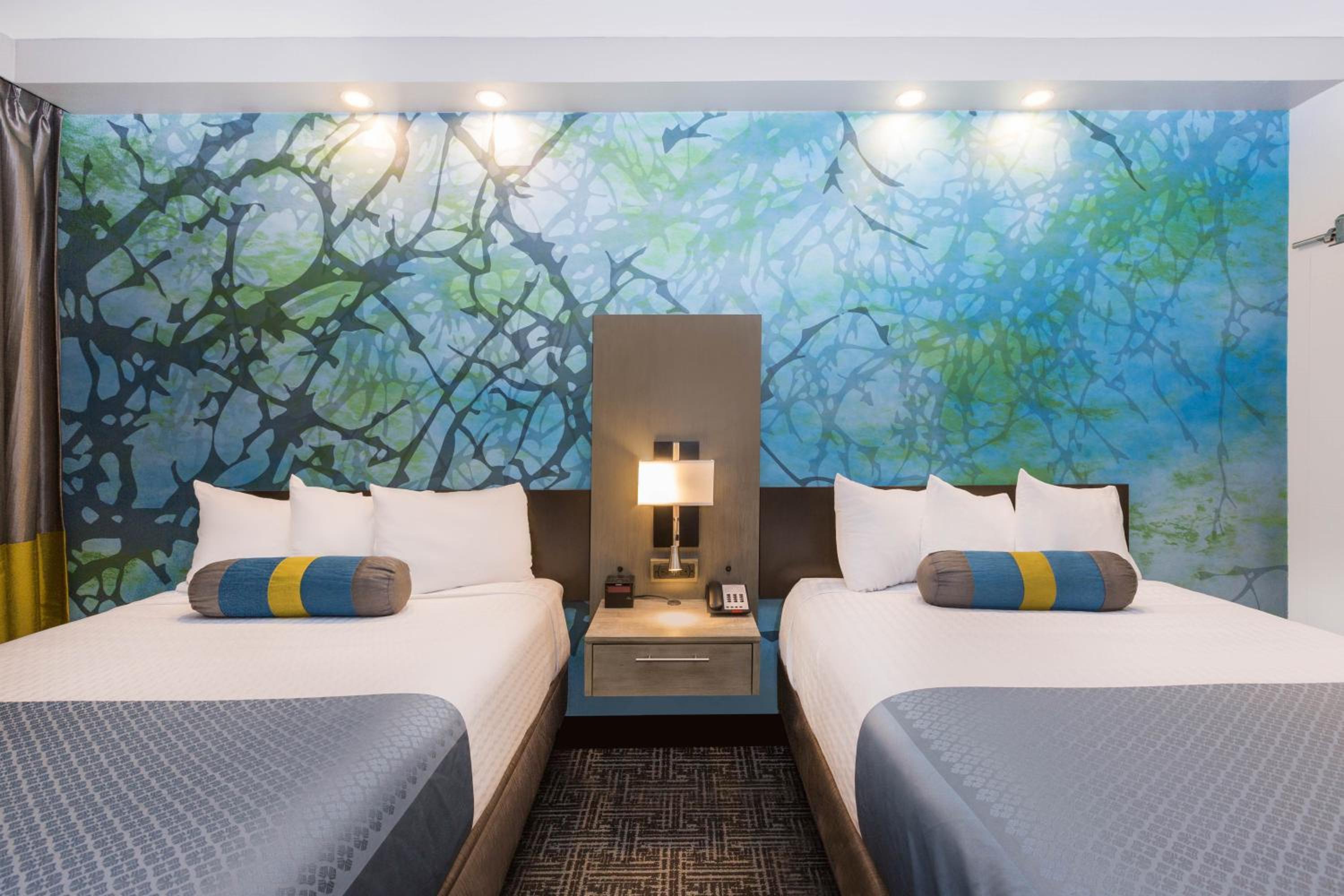 Queen Room with Two Queen Beds - Non-Smoking - Photo 2