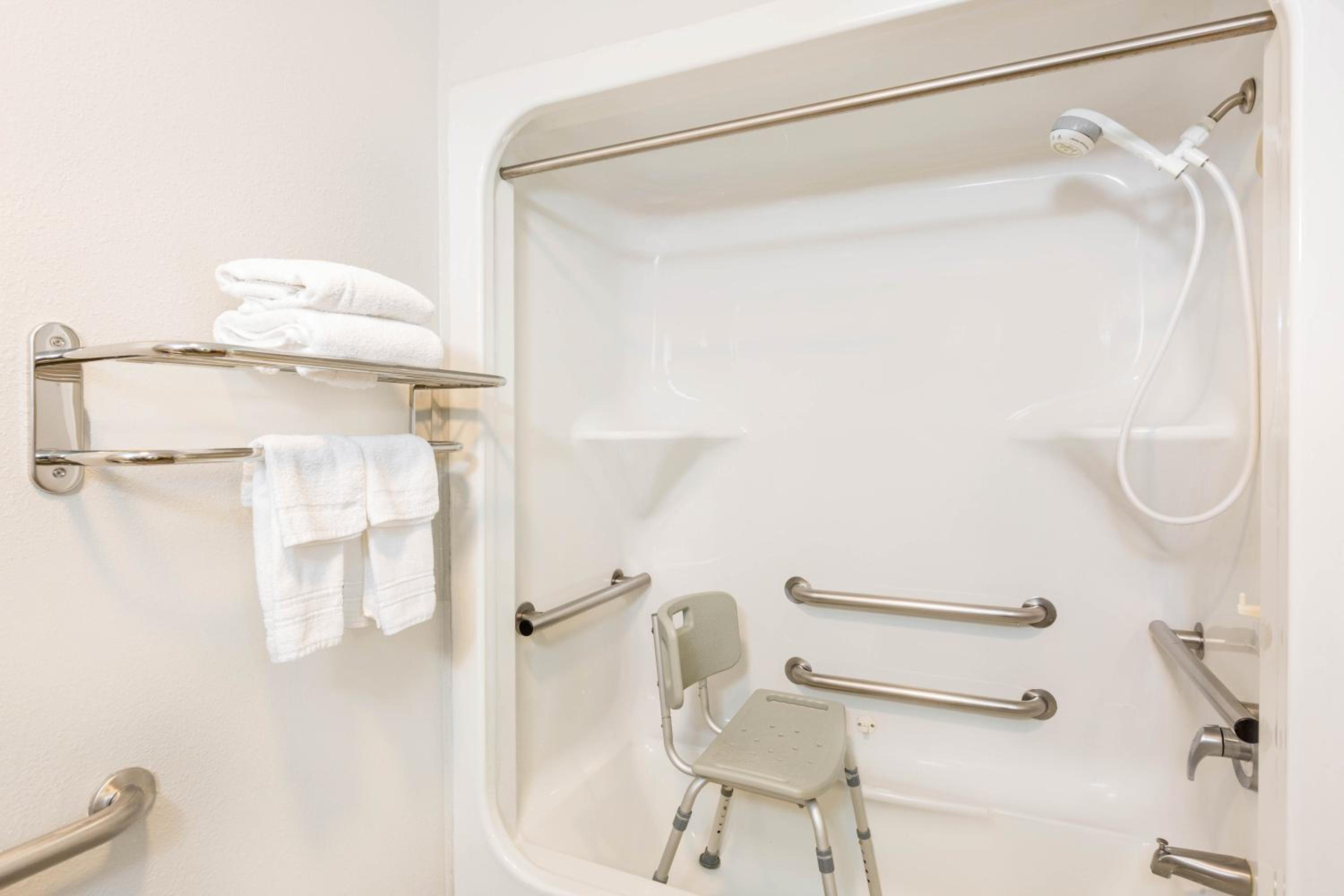 Queen Room - Mobility Access/Non-Smoking - Photo 4