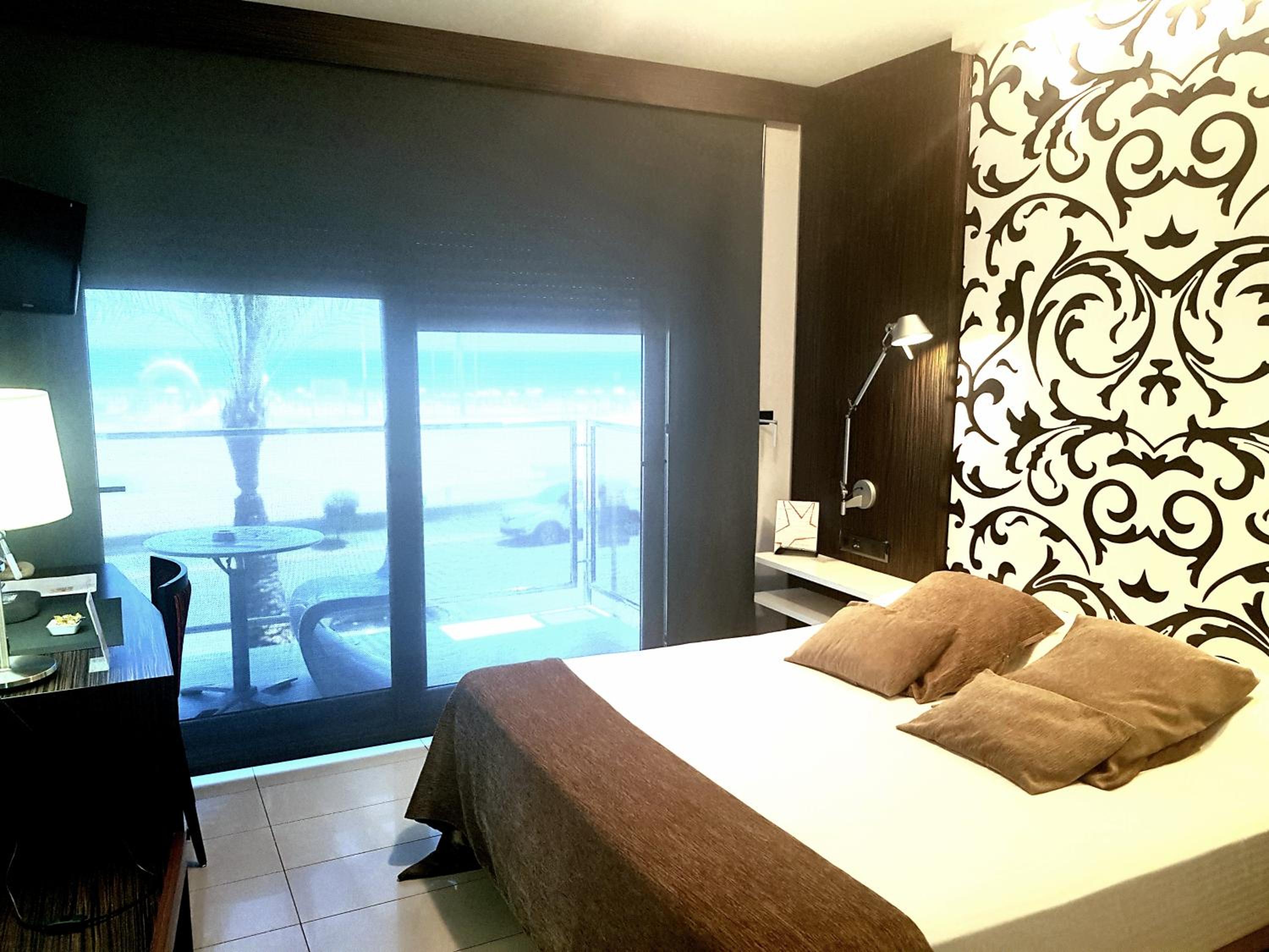 Double or Twin Room with Sea View - Photo 13