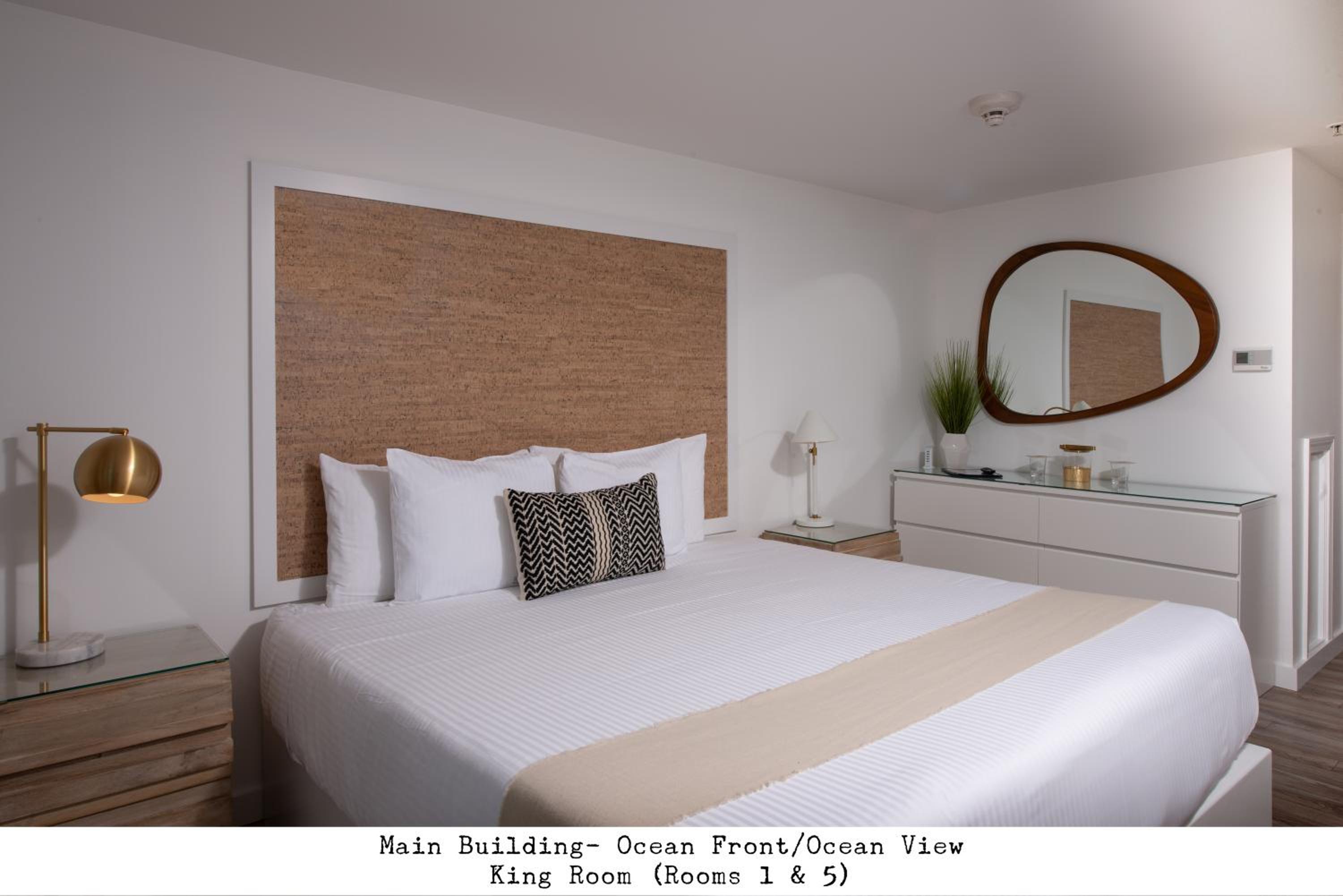 King Room with Balcony - Main Building 1