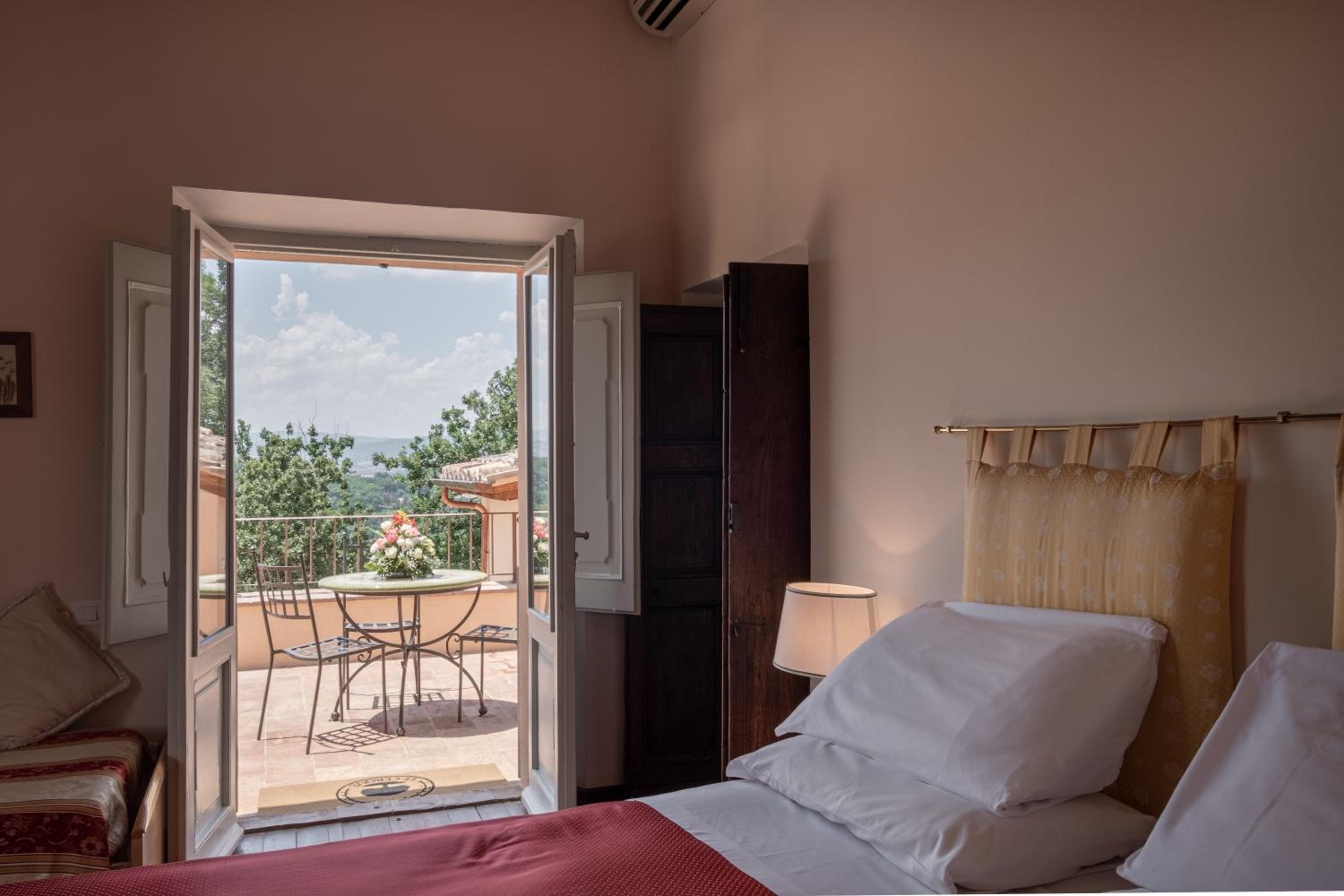 Large Double Room photo 1