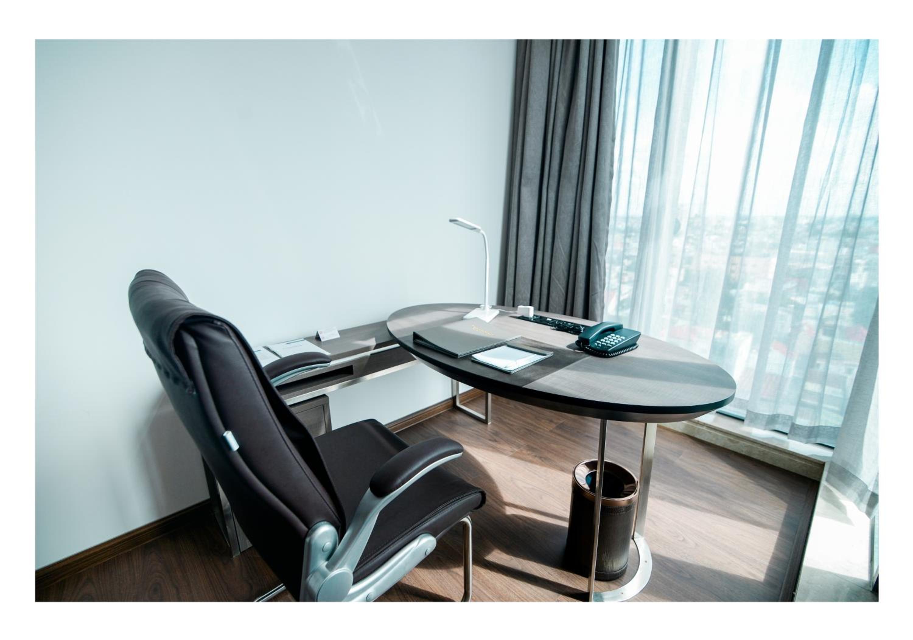 Deluxe King Room with City View  photo 3