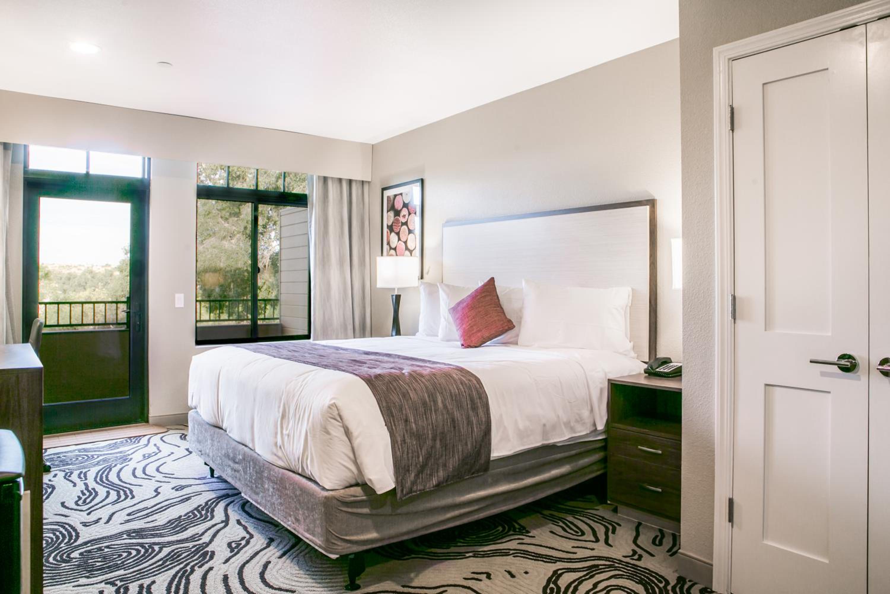 Queen Room with Balcony - Photo 17