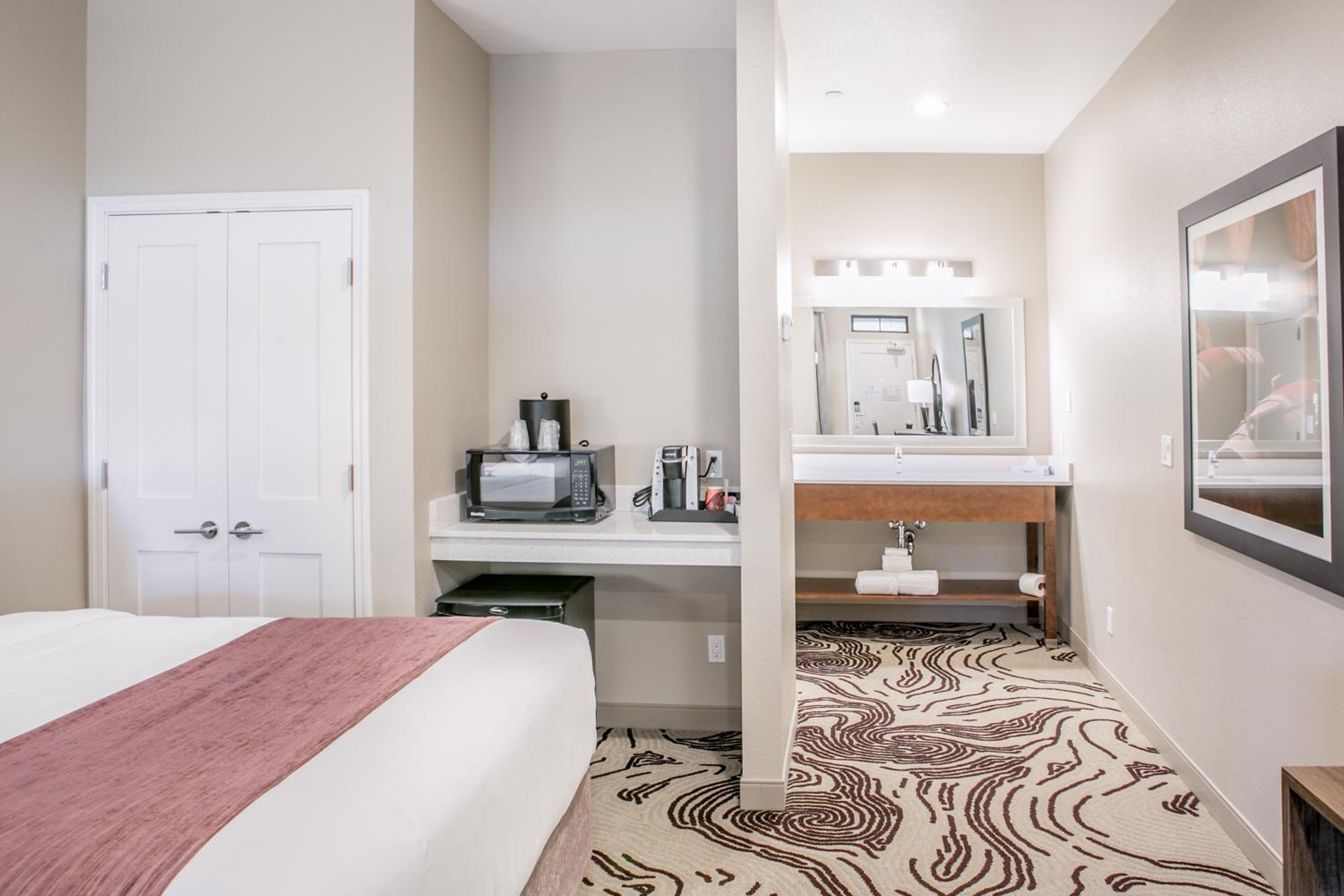 Deluxe Queen Room - Photo 11