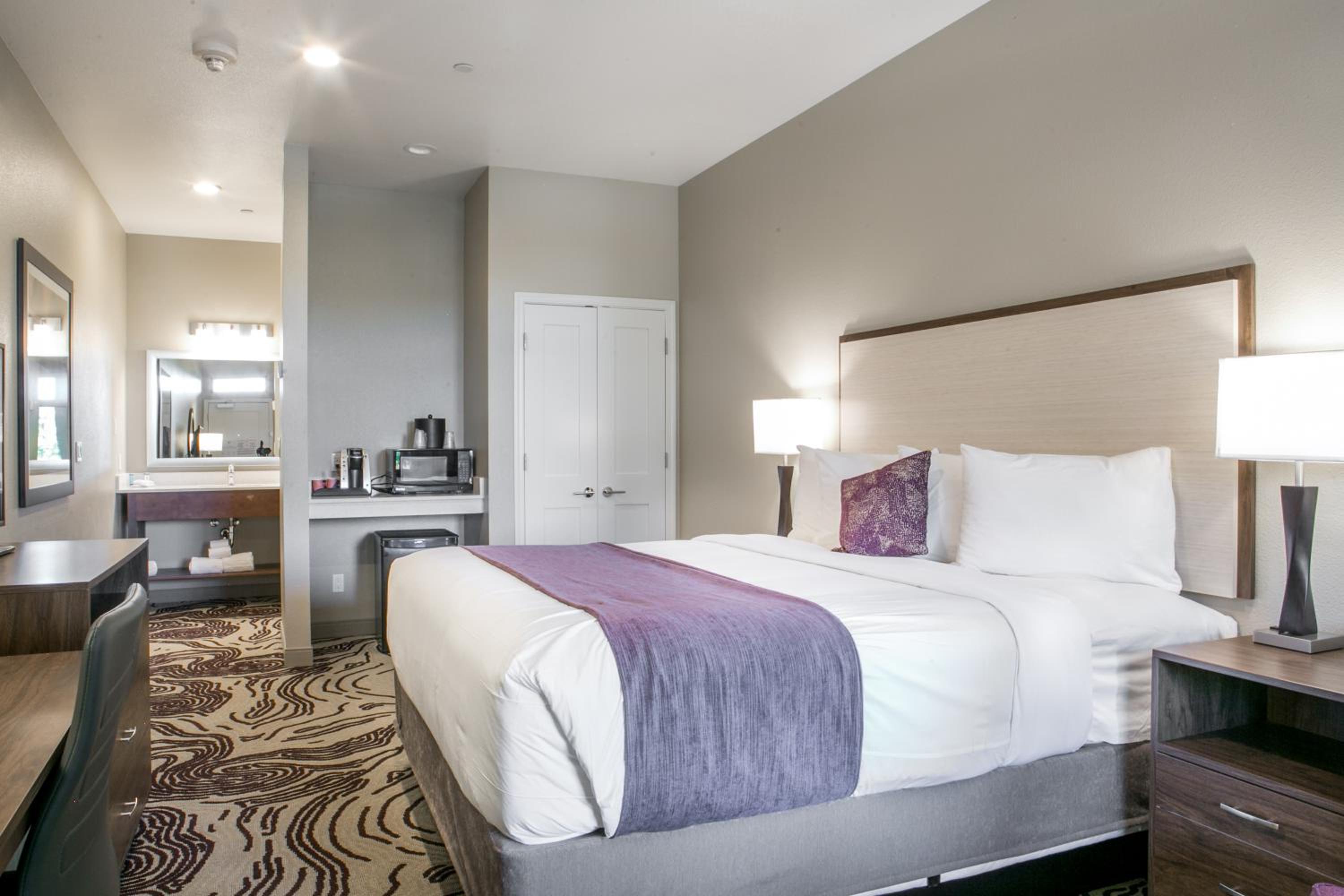 Deluxe Queen Room - Photo 18