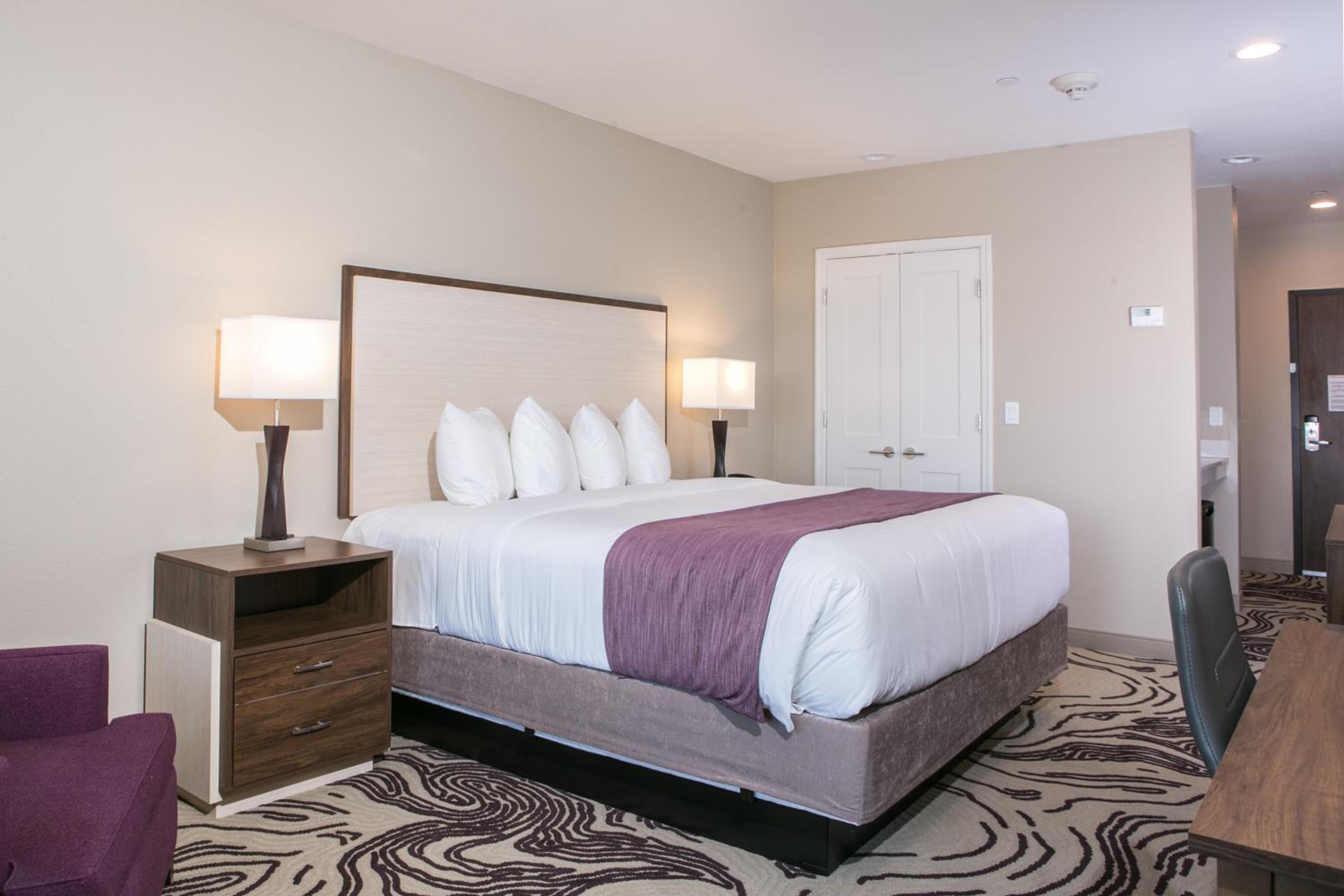 Deluxe Queen Room - Photo 21