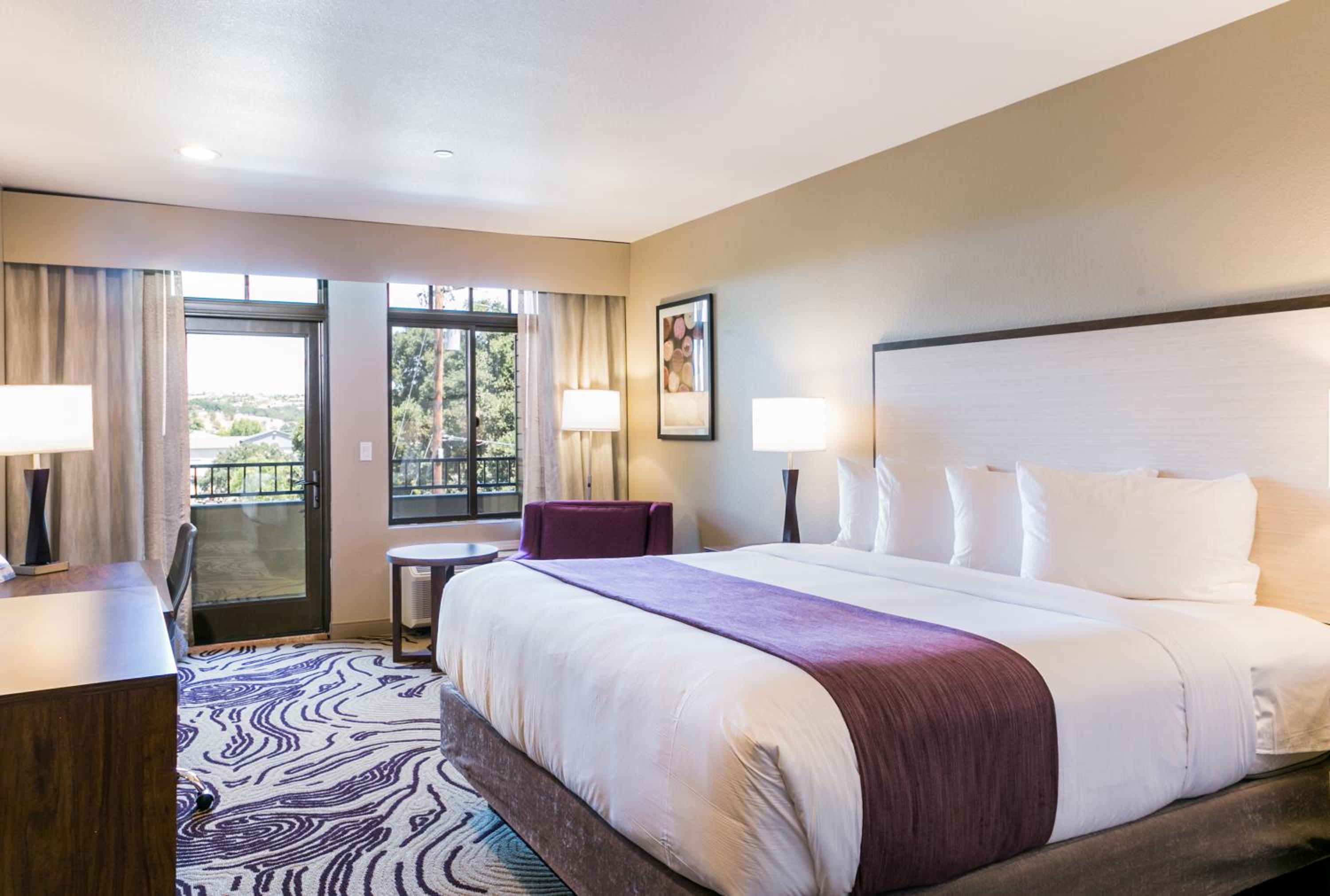 Queen Room with Balcony - Photo 1