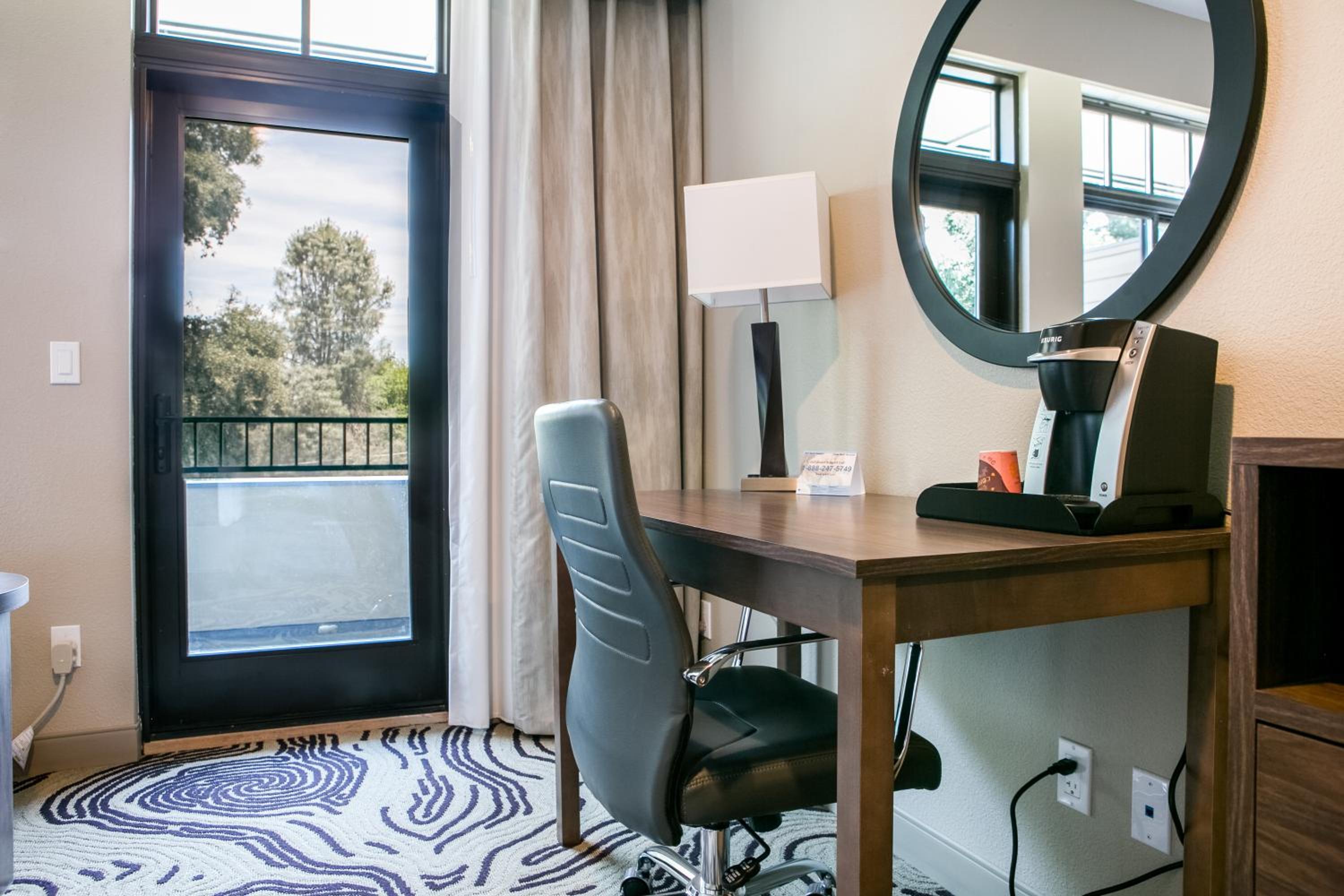 Deluxe Queen Room - Photo 6