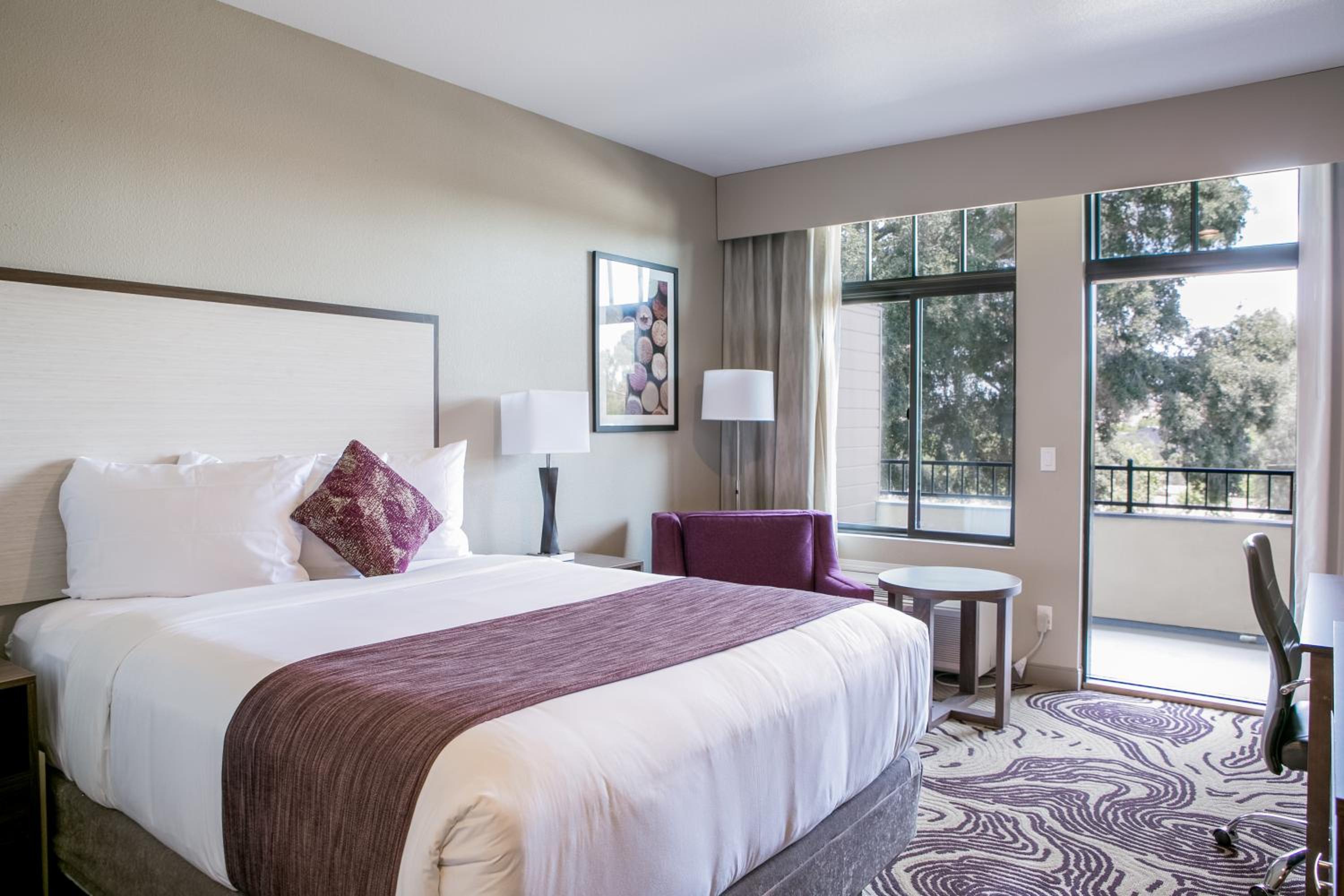 Queen Room with Balcony - Photo 11