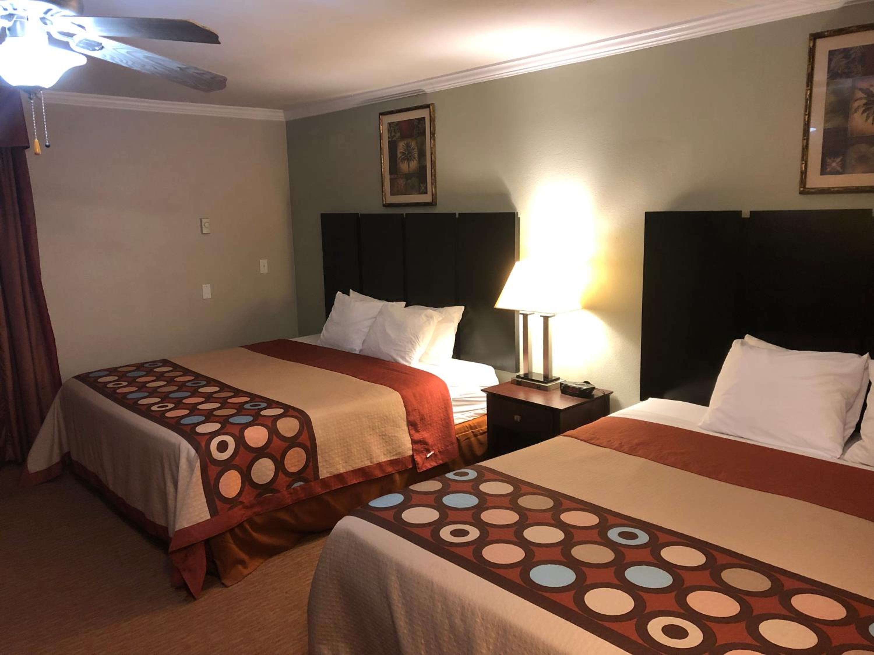 Deluxe Queen Suite with Two Queen Beds - Non-Smoking - Photo 3