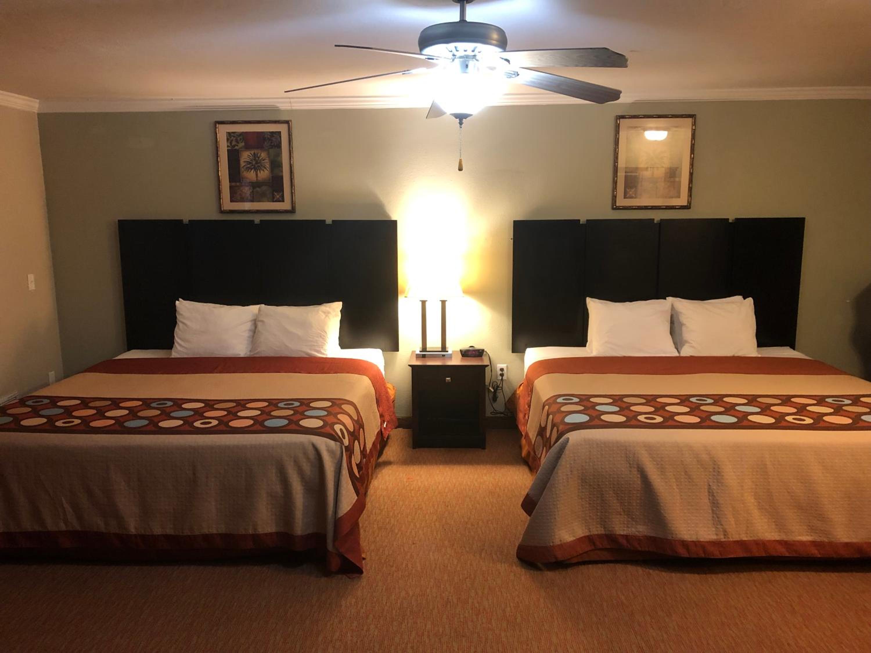 Deluxe Queen Suite with Two Queen Beds - Non-Smoking - Photo 4