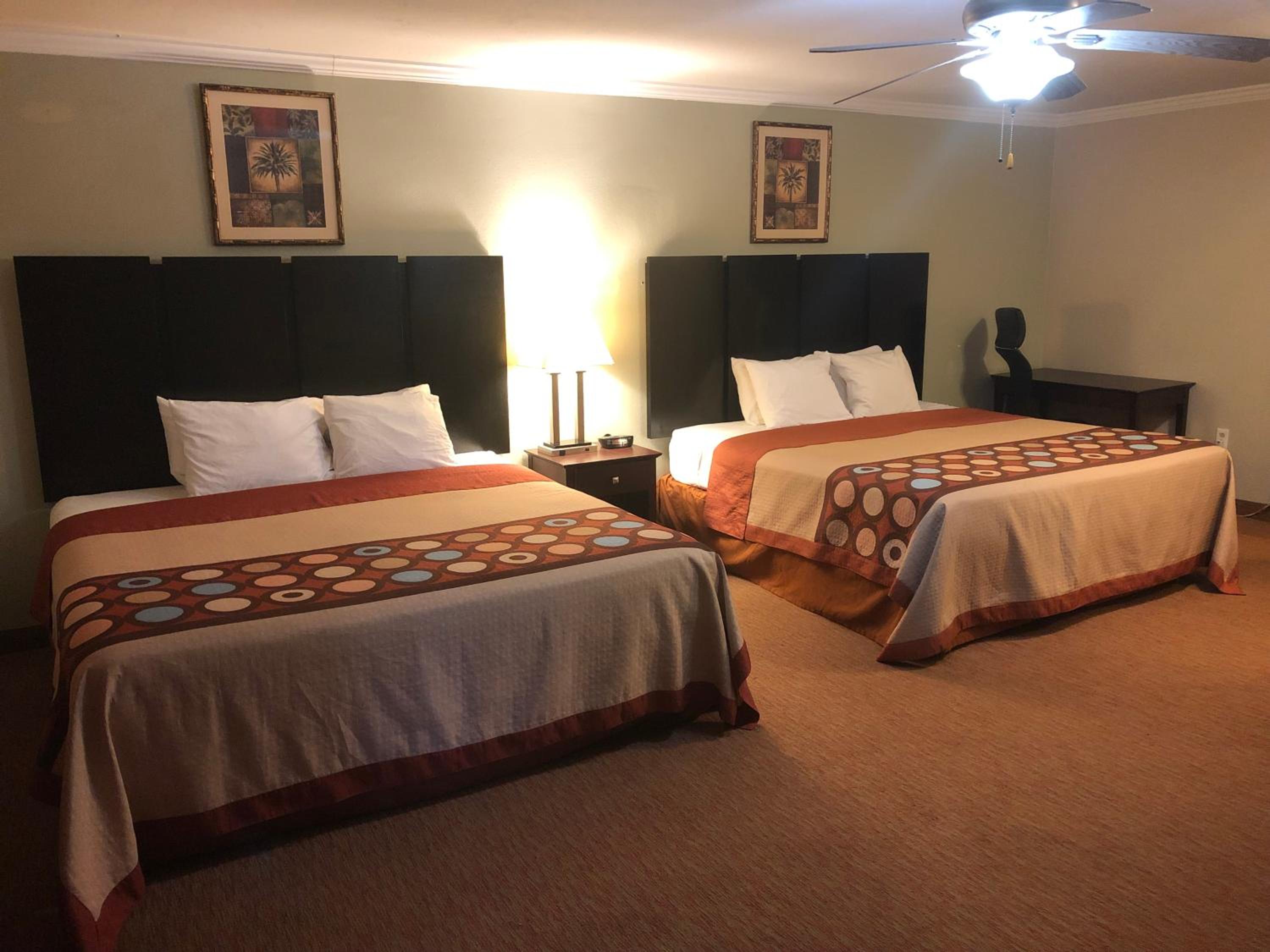 Deluxe Queen Suite with Two Queen Beds - Non-Smoking - Photo 5