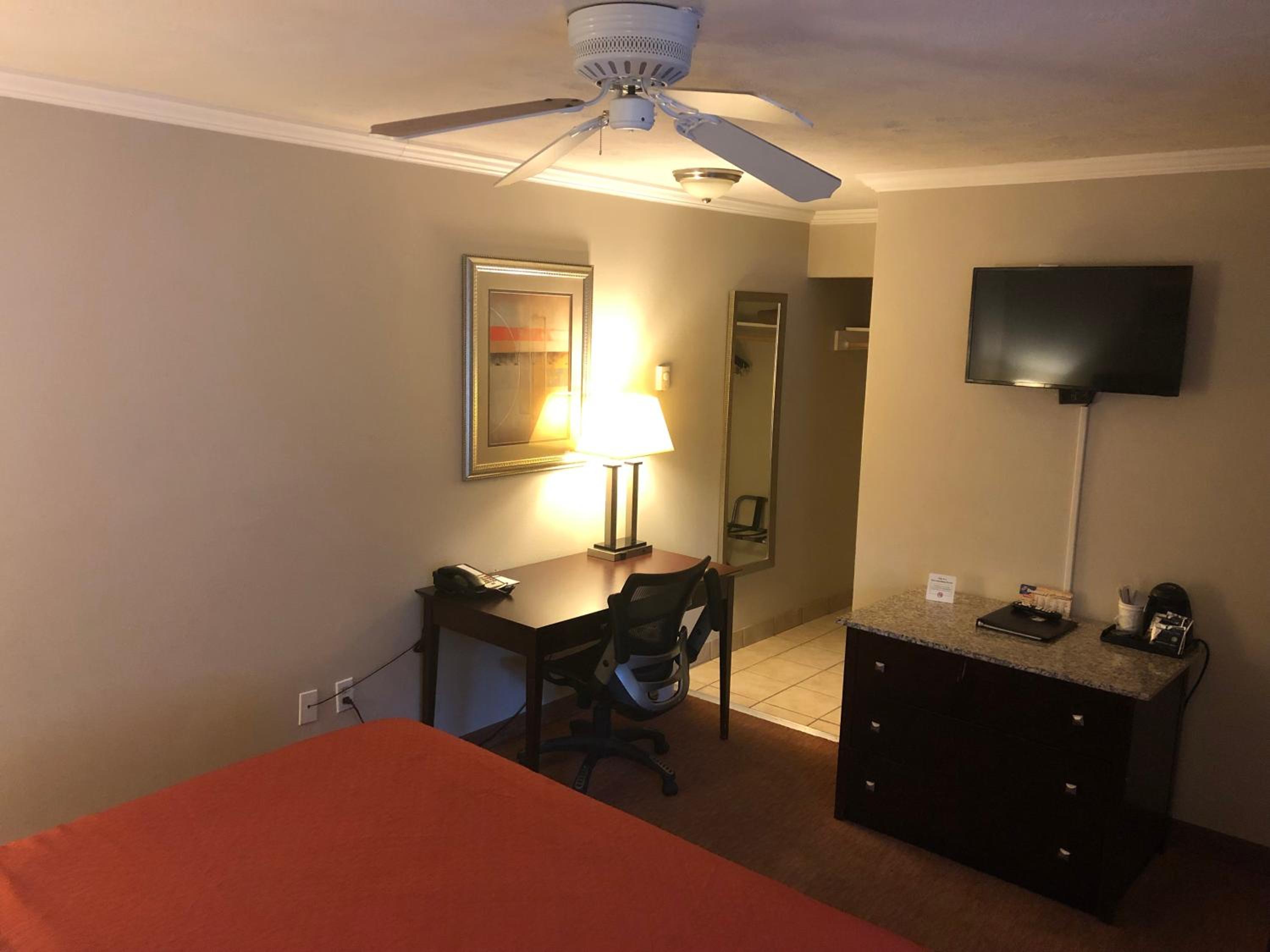 King Room - Non-Smoking - Photo 1
