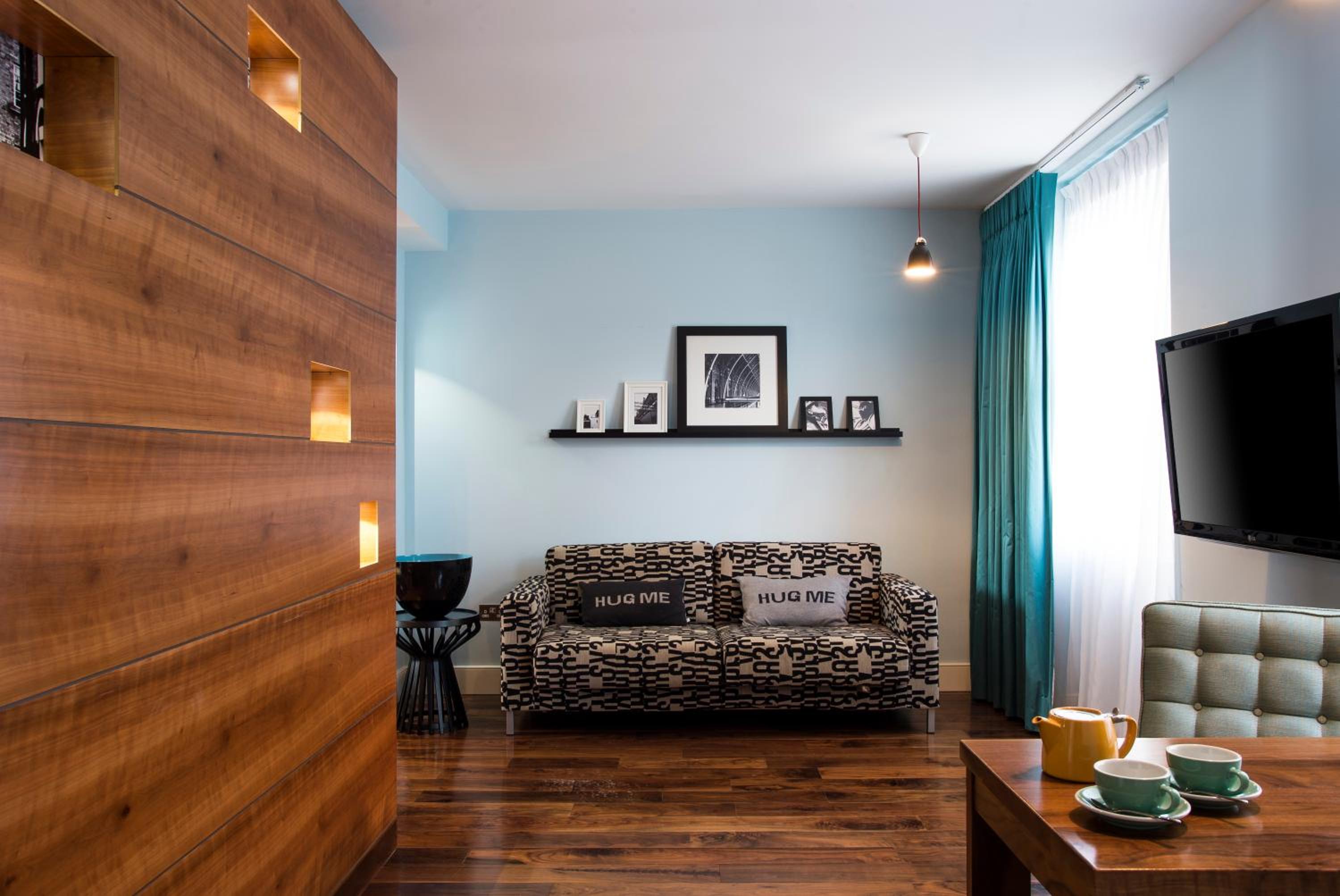 Luxury 1-Bed Apartment with Patio photo 2