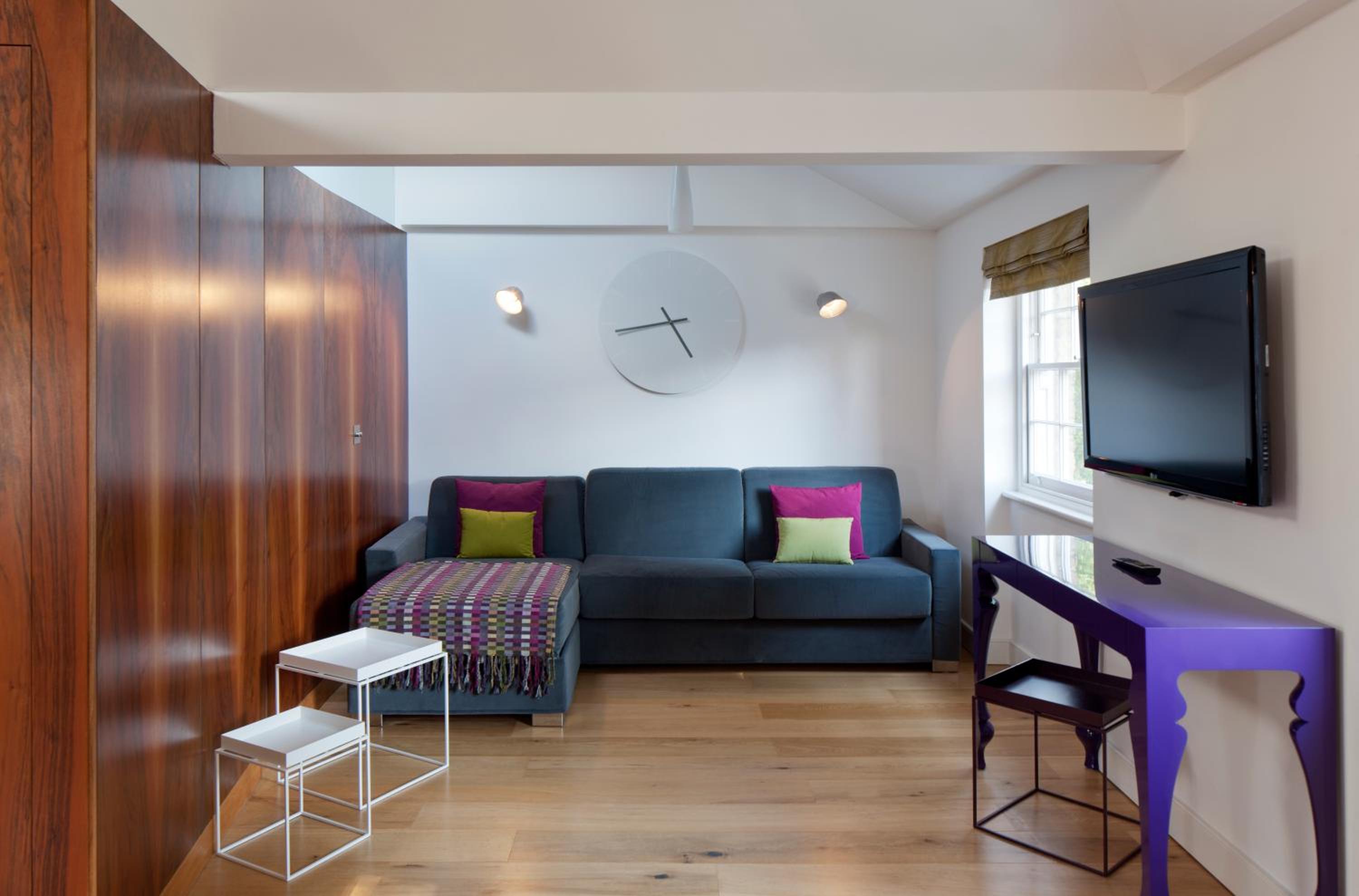 Luxury 1-Bed Apartment with Patio photo 1