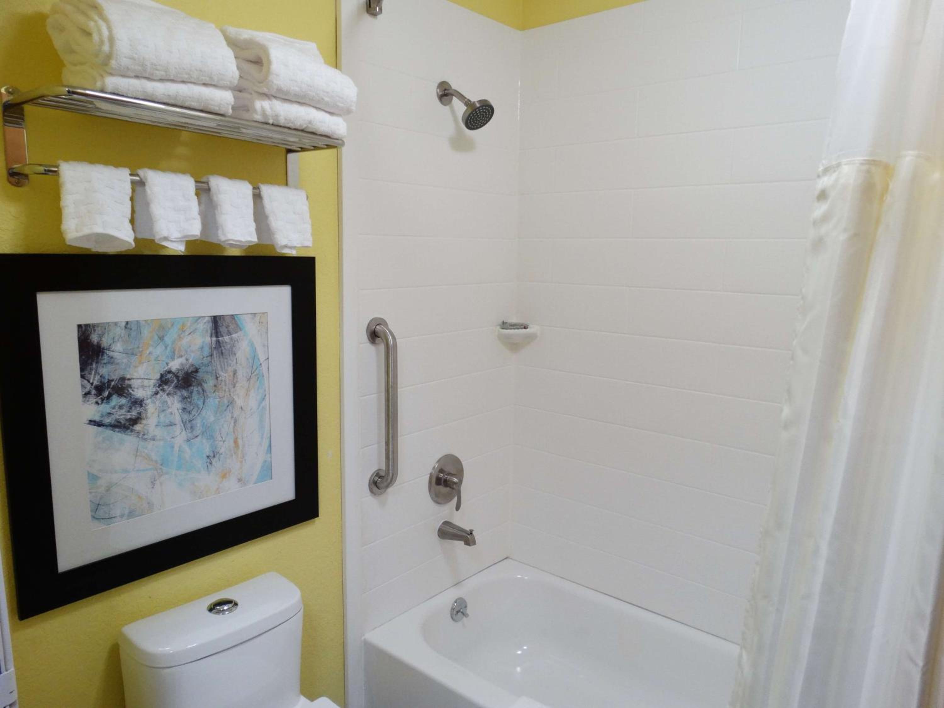 Queen Room with Bath Tub - Disability Access - Photo 6