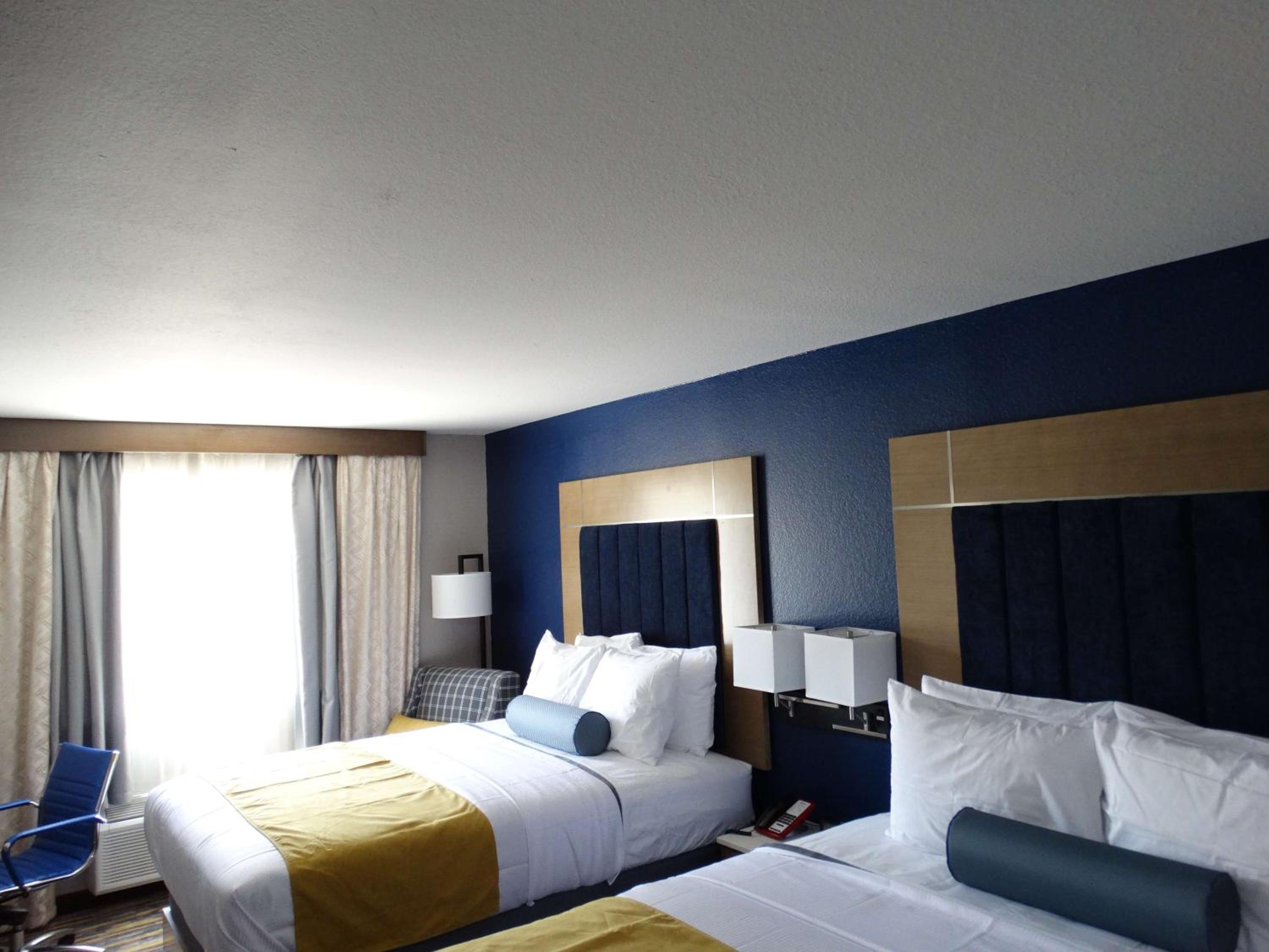 Queen Room with Two Queen Beds - Non-Smoking - Photo 6