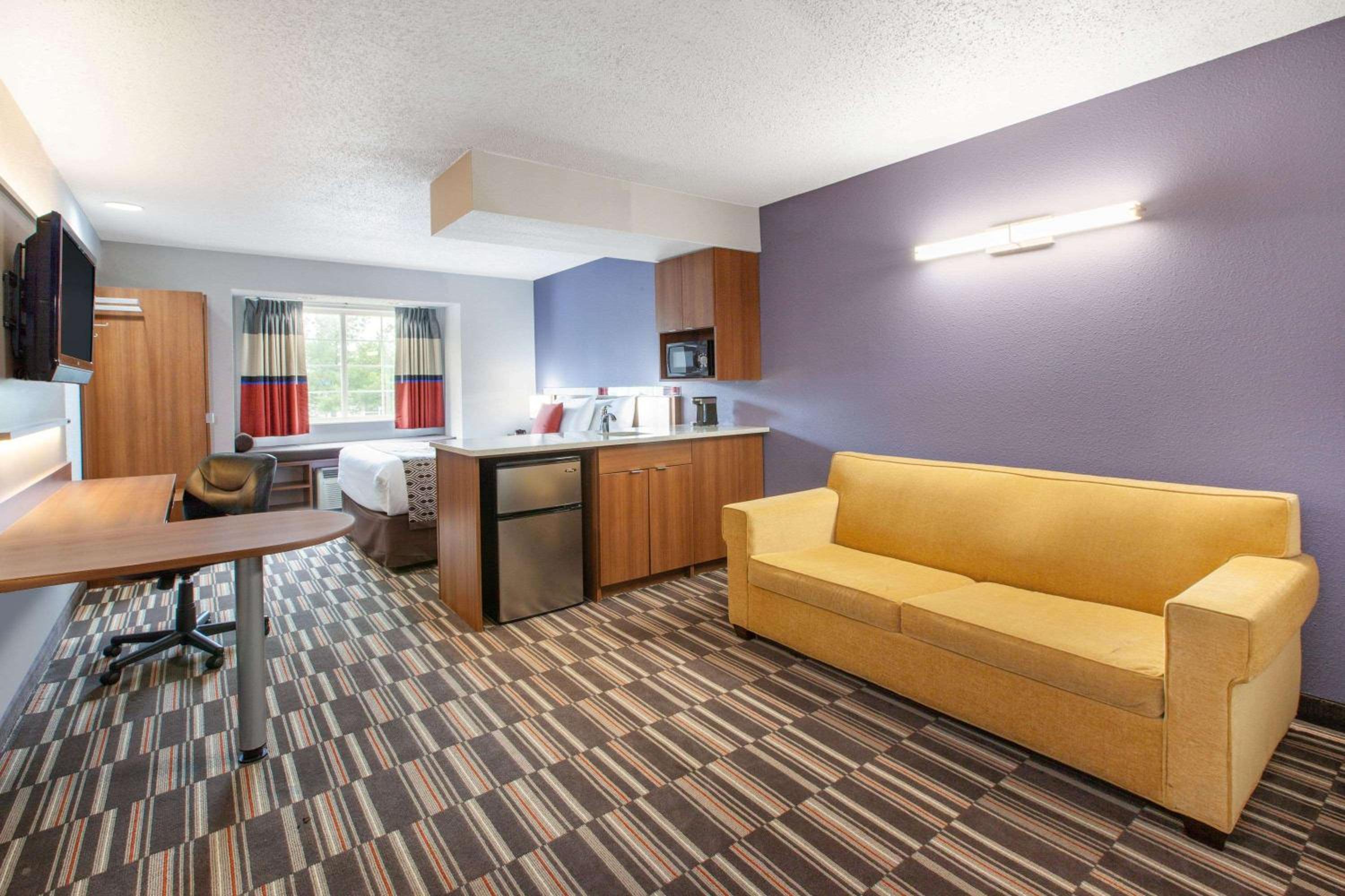 Queen Suite with Sofa Bed - Non-Smoking - Photo 3