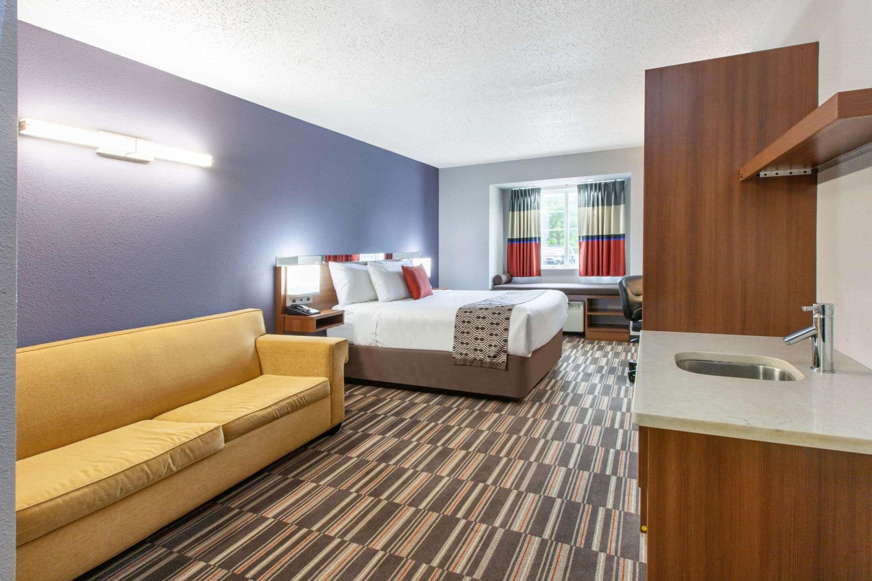 Queen Suite with Sofa Bed - Non-Smoking - Photo 1