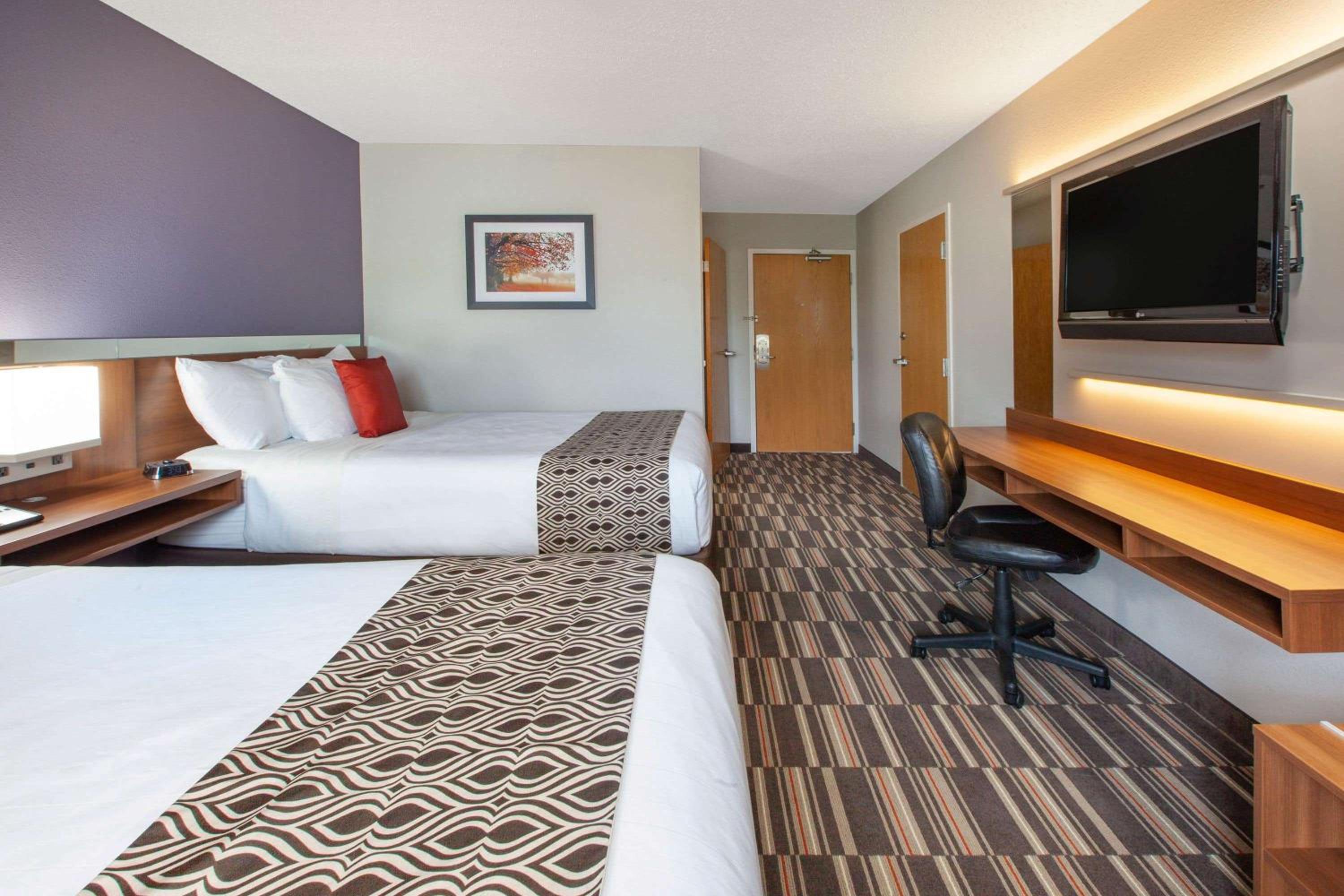 Queen Room with Two Queen Beds - Non-Smoking - Photo 4
