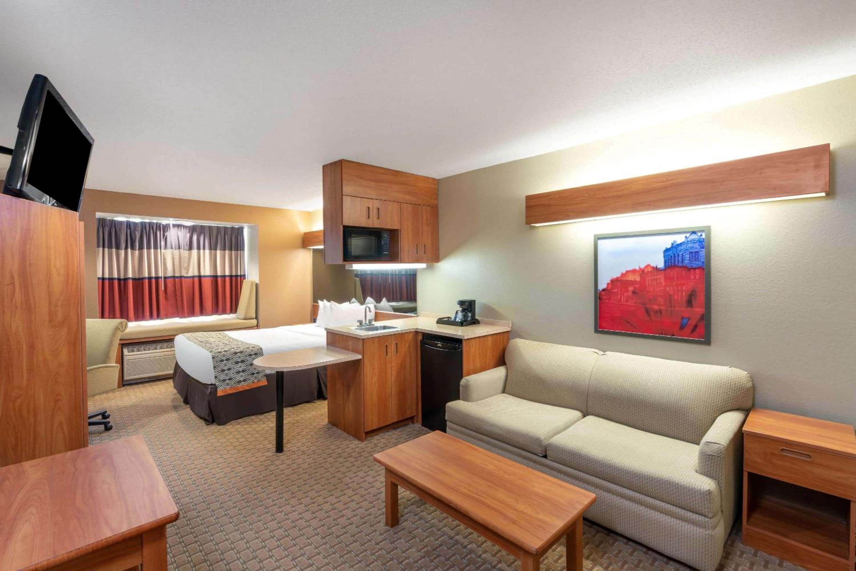Queen Studio Suite - Non-Smoking - Photo 1