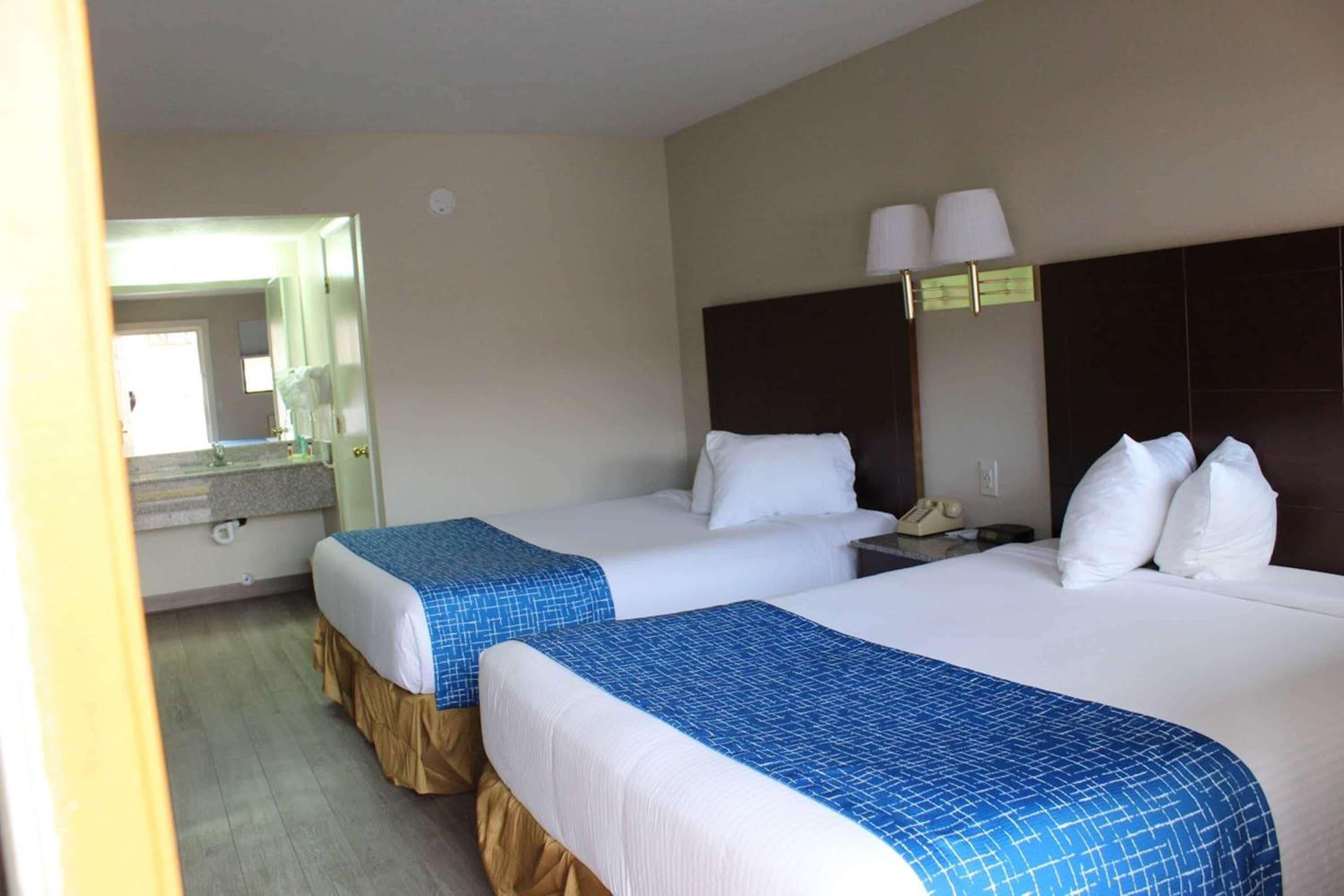 Queen Room with Two Queen Beds - Non-Smoking - Photo 1