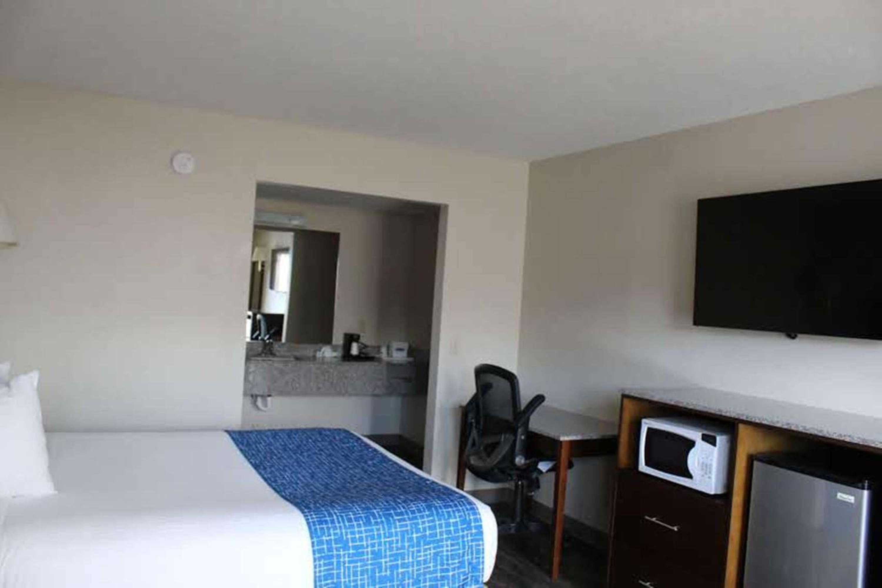 Queen Room - Non-Smoking - Photo 4