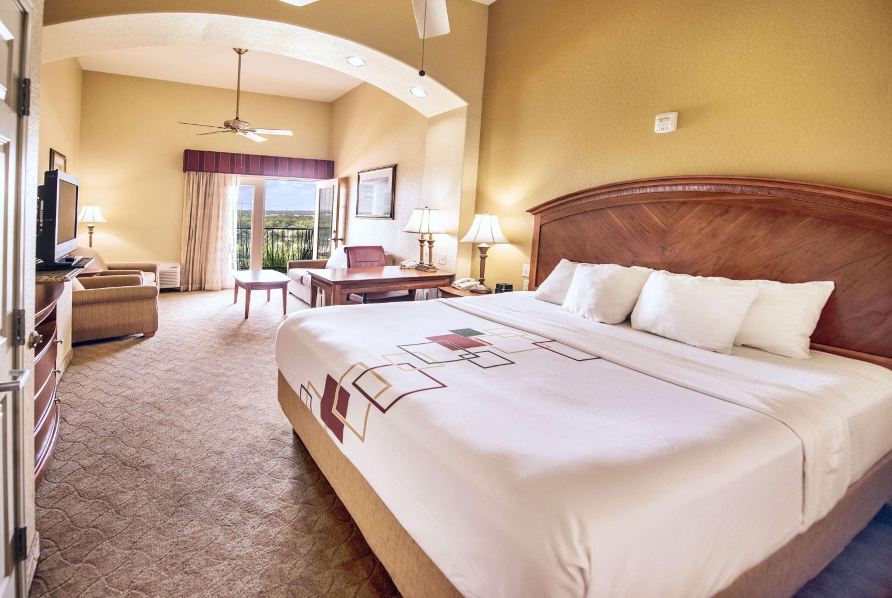 1King Bed,Exec Mobility/Hearing Access Ste,Patio Lake View,Tub w/Grab Bars, NSMK - Photo 1