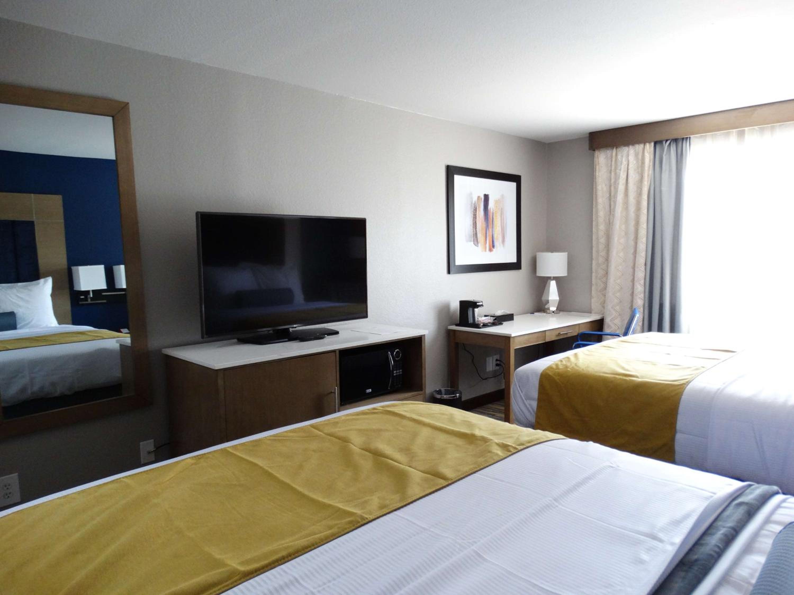 Queen Room with Two Queen Beds - Non-Smoking - Photo 7
