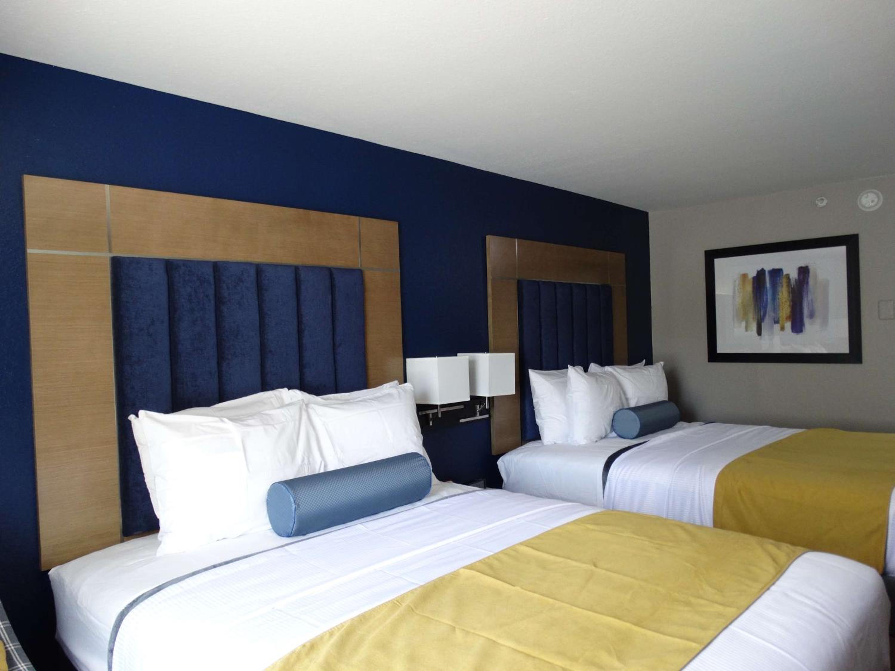 Queen Room with Two Queen Beds - Non-Smoking - Photo 5