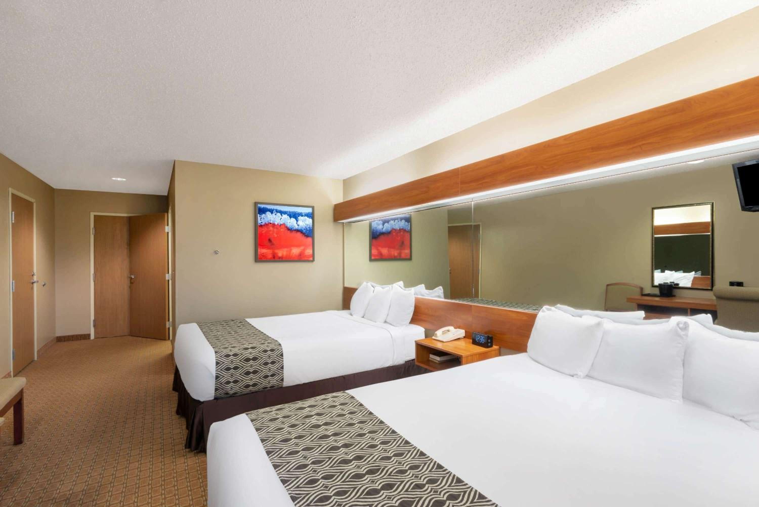 Queen Room with Two Queen Beds - Non-Smoking - Photo 2