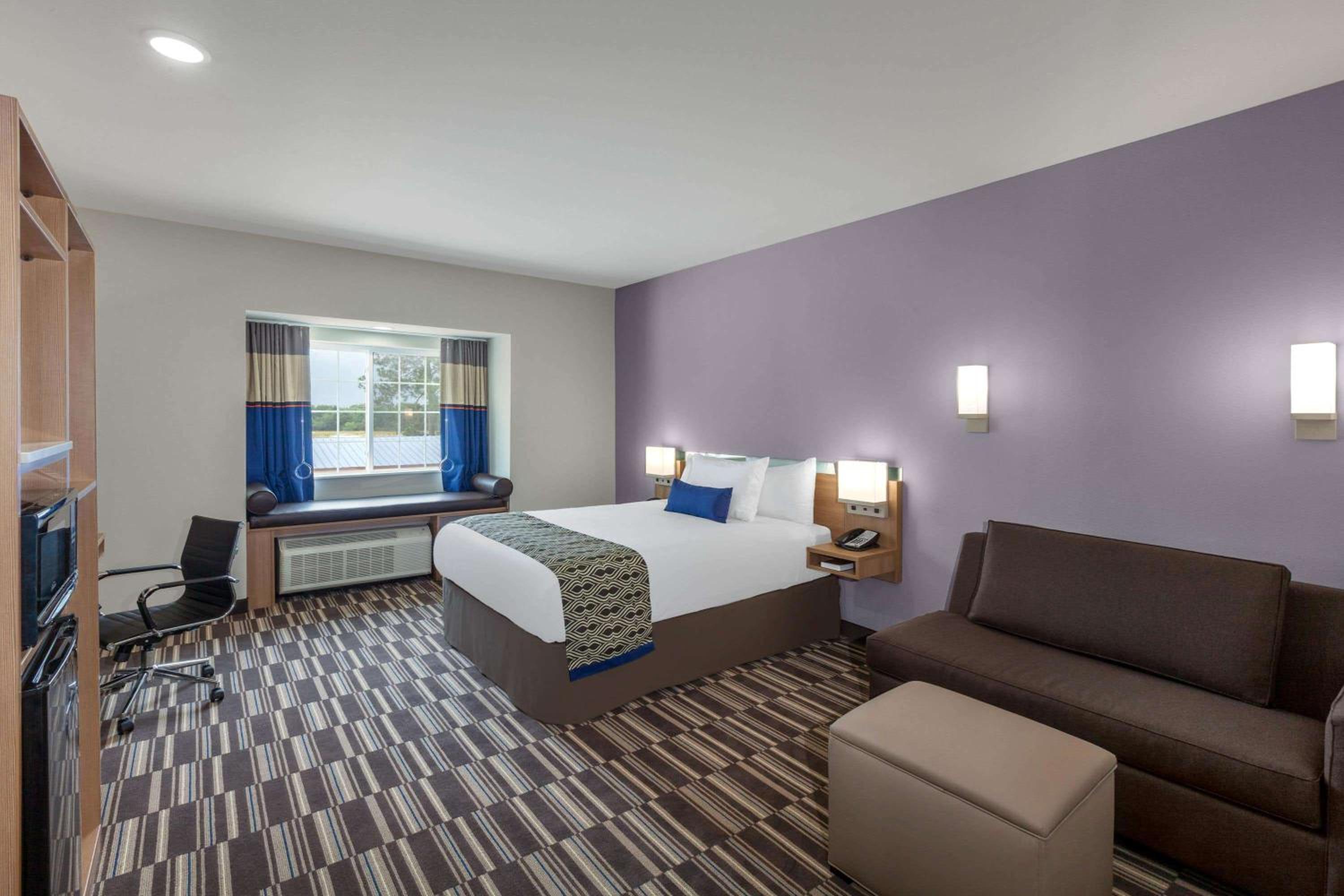 Queen Room with Bath Tub - Mobility/Hearing Accessible - Non-Smoking - Photo 1