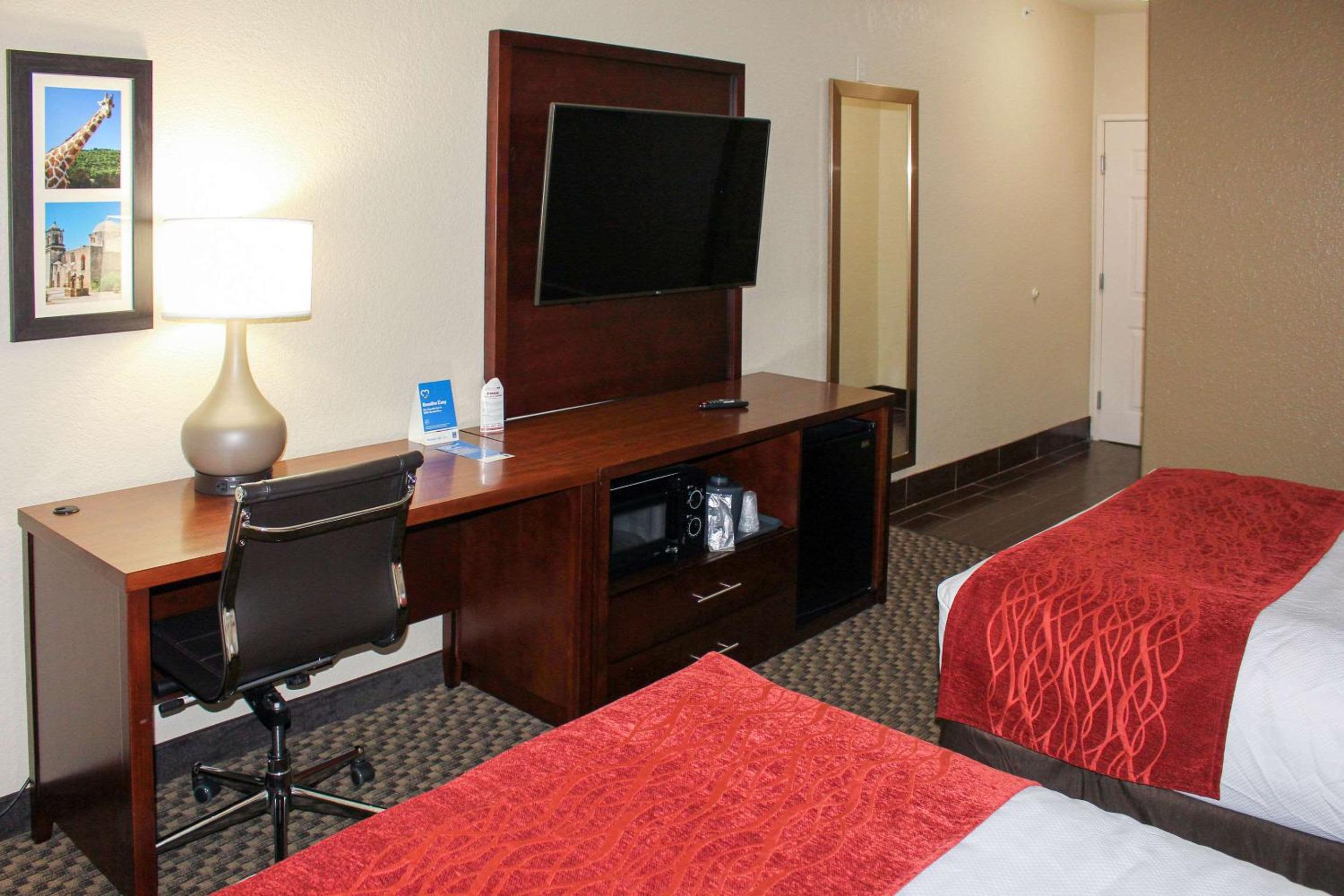Queen Room with Two Queen Beds - Non-Smoking - Photo 3