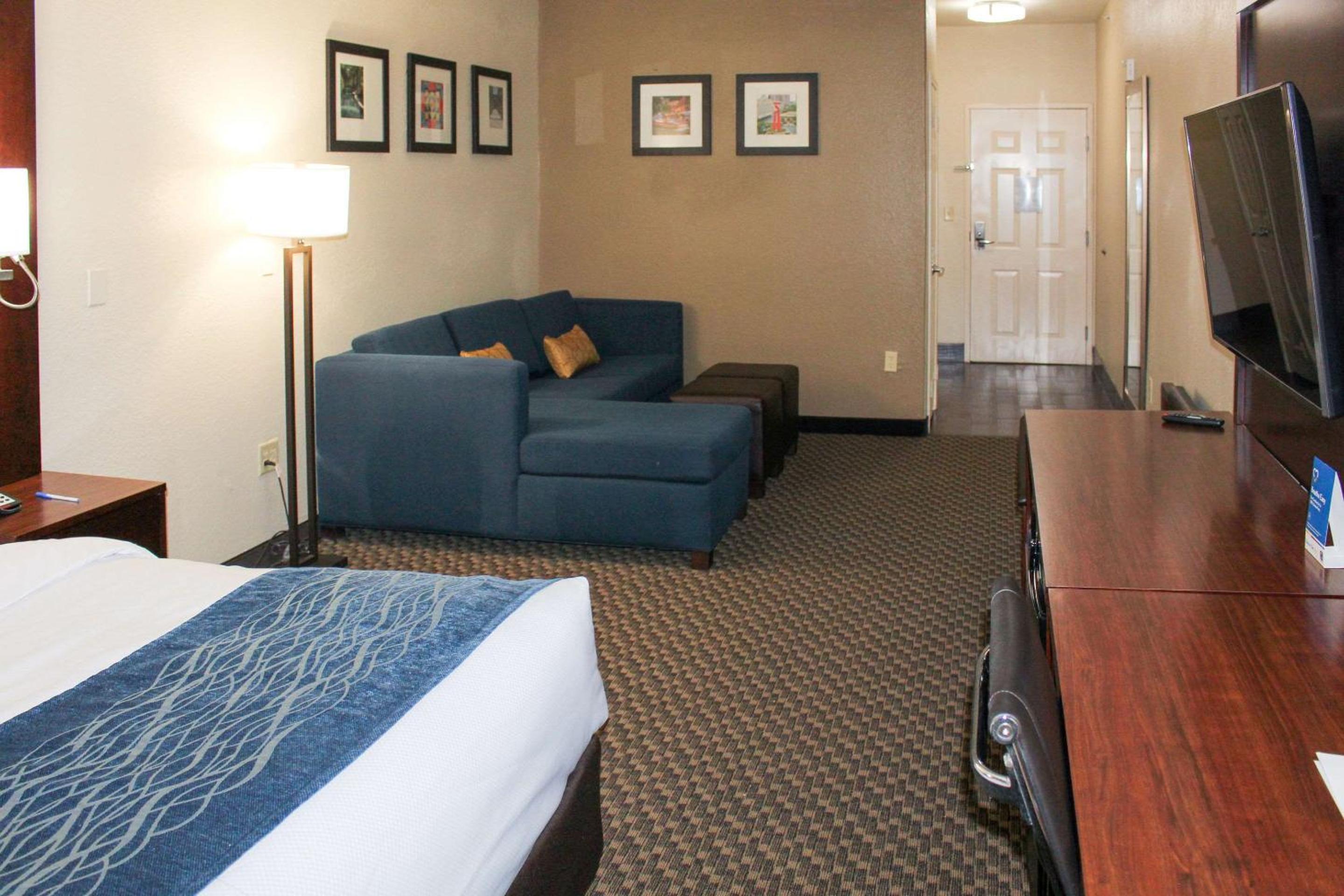 King Suite - Non-Smoking - Photo 10