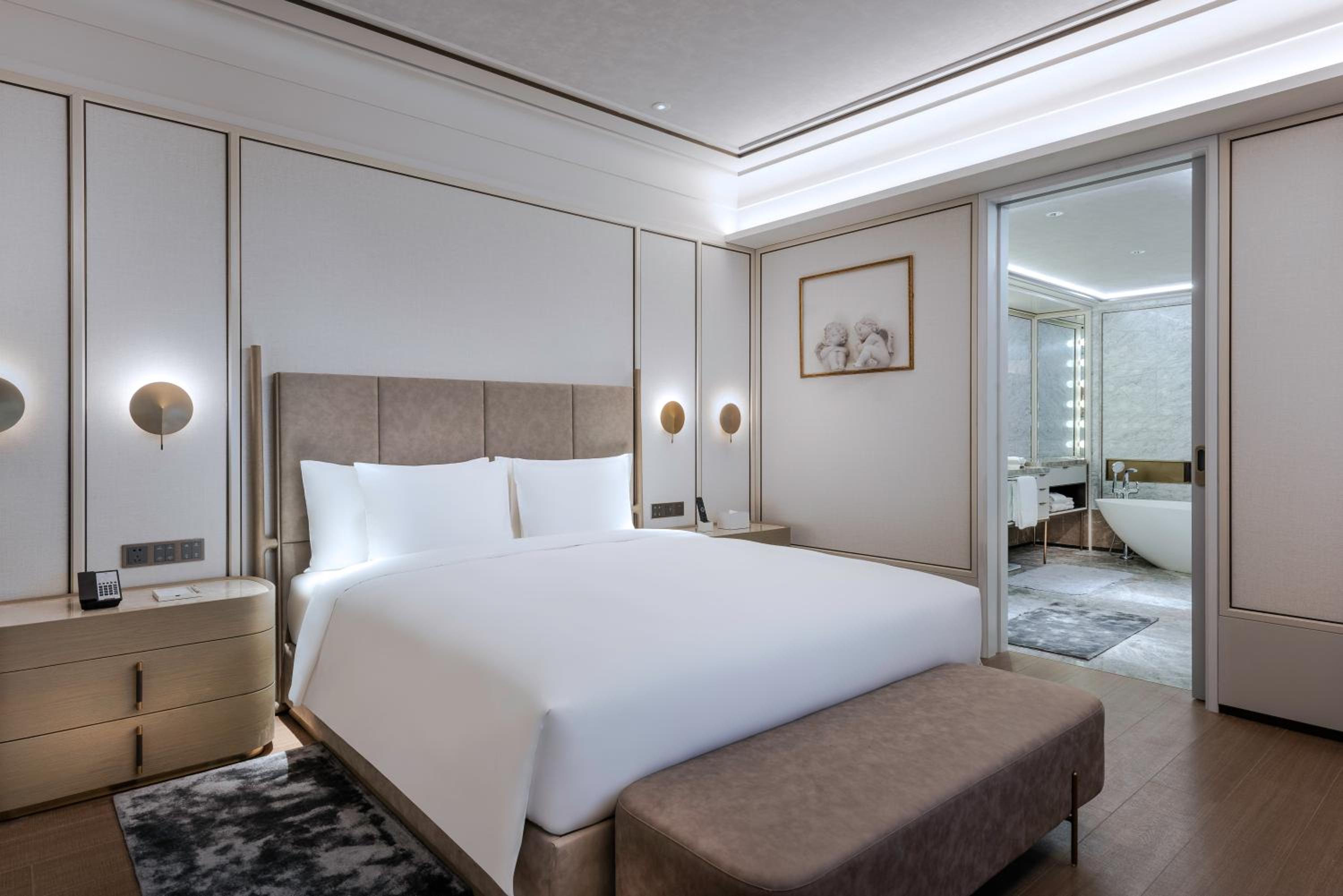 Deluxe Suite with 1 kingsize bed photo 3