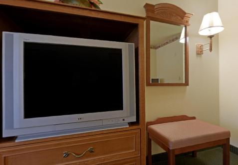 King Room - Non-Smoking - Photo 5