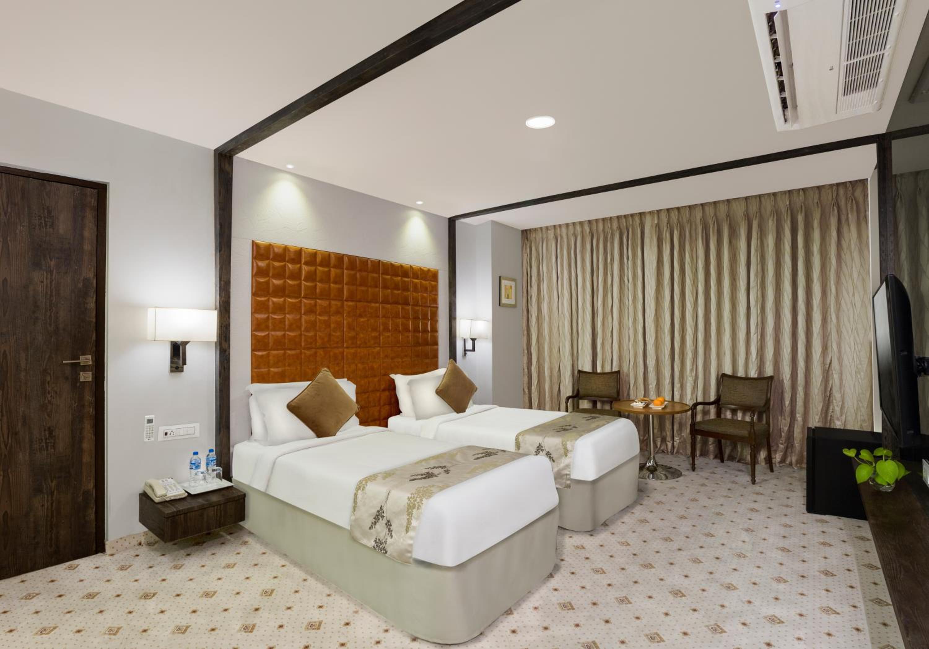 Standard Twin Room - Photo 4