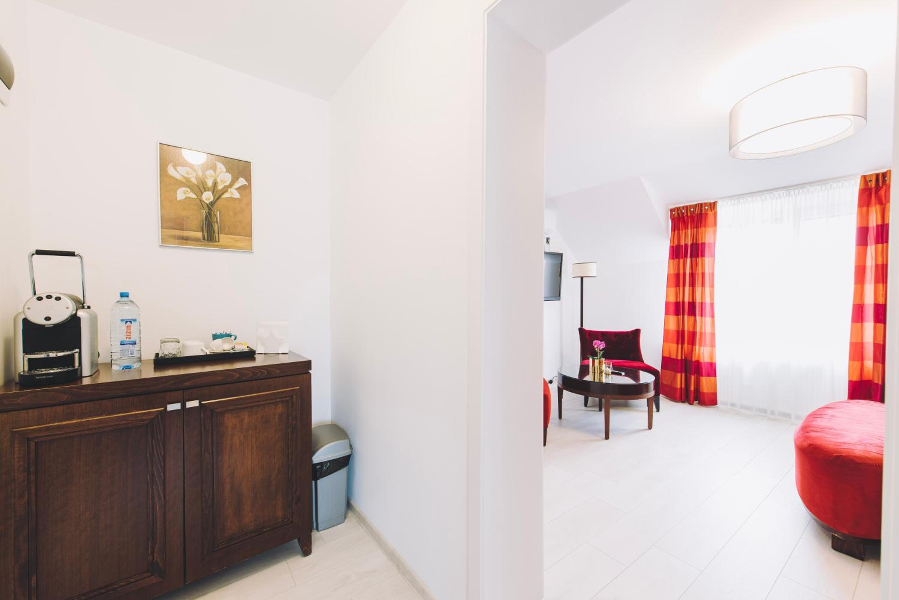 Deluxe Room (2 Adults + 1 Child) - Photo 4