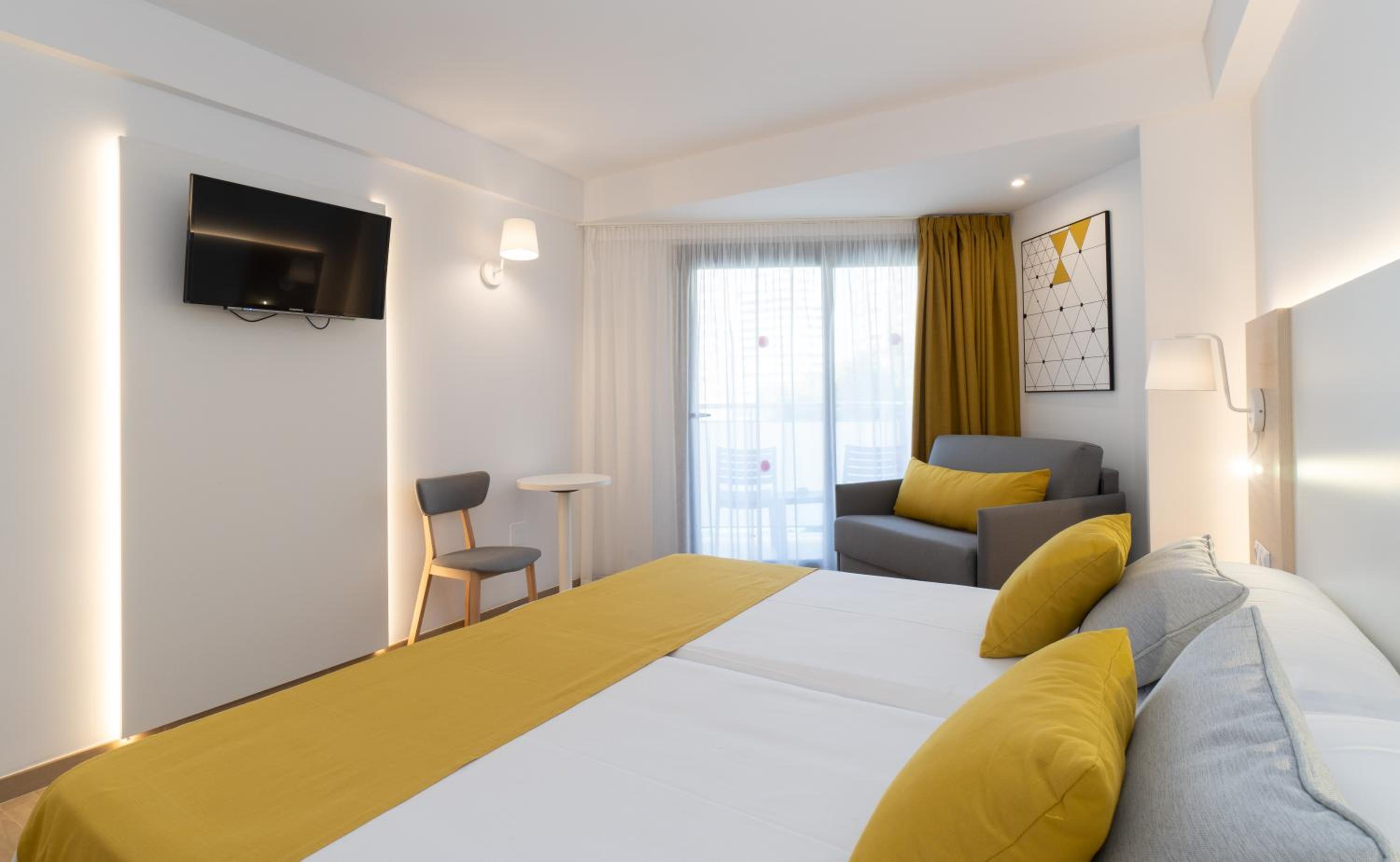 Double Room (2 Adults + 1 Child) - Photo 4