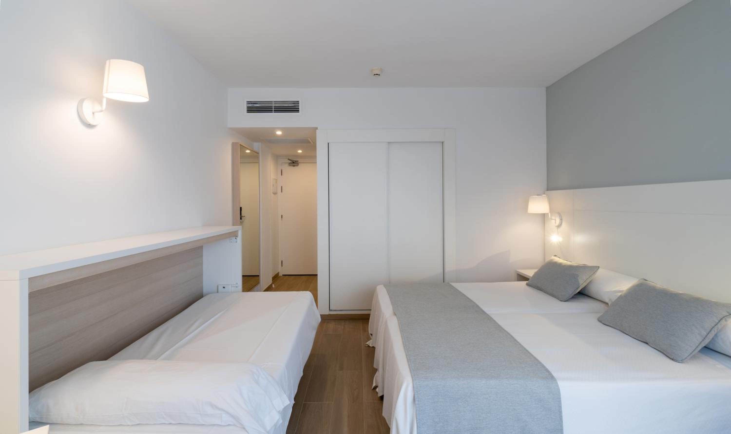 Double Room (2 Adults + 1 Child) - Photo 3