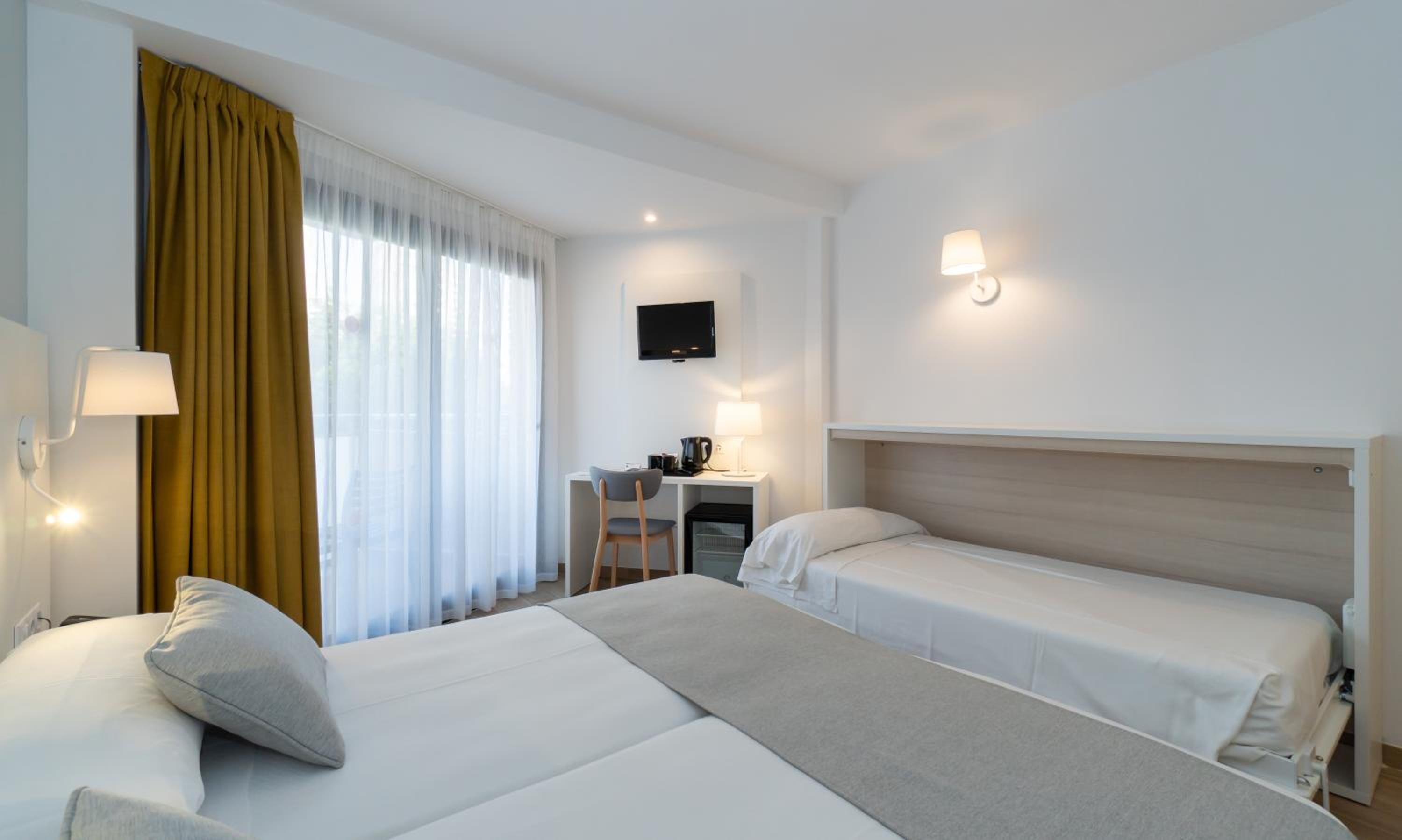 Double Room (2 Adults + 1 Child) - Photo 2