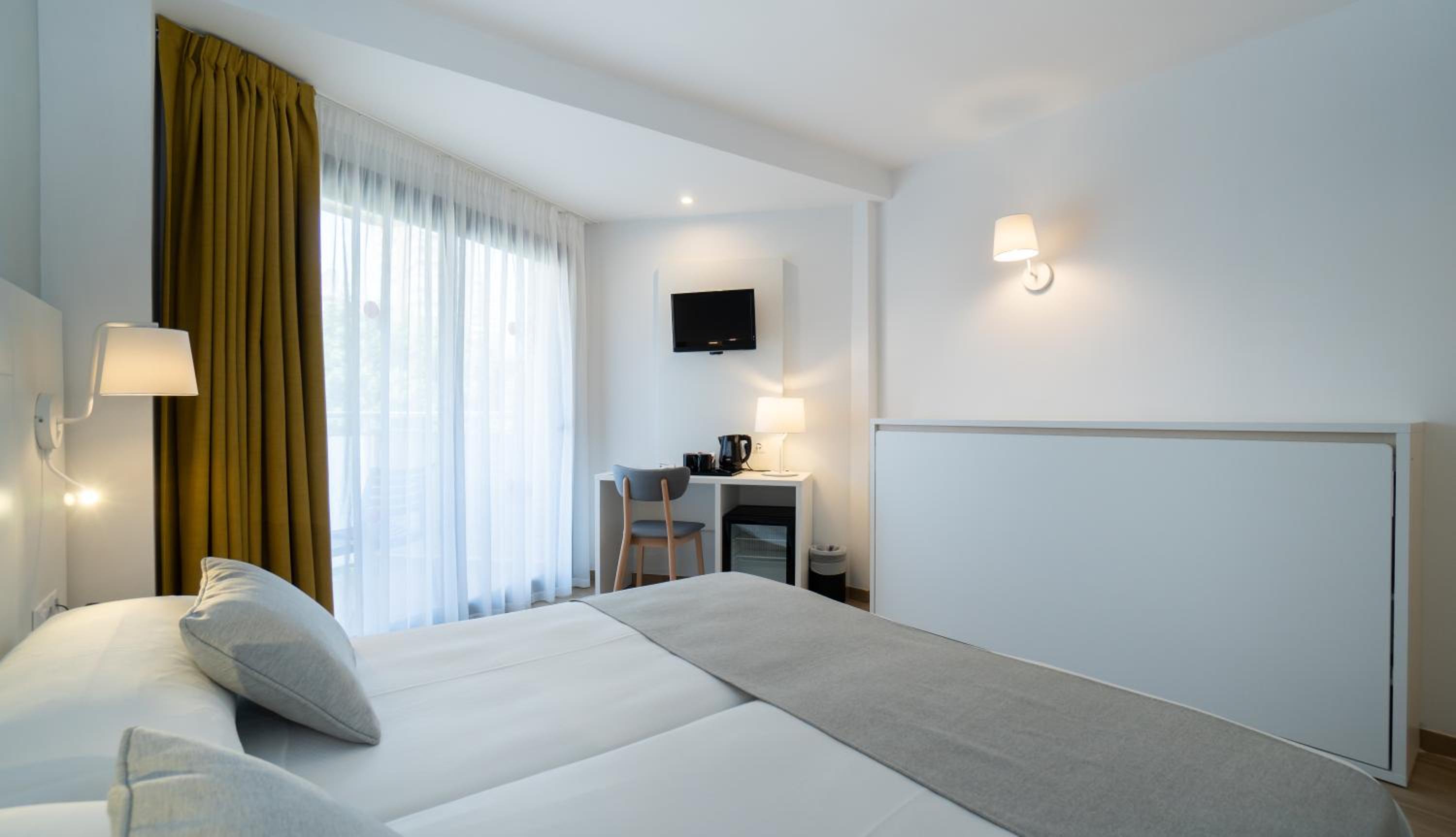 Double Room (2 Adults + 1 Child) - Photo 1
