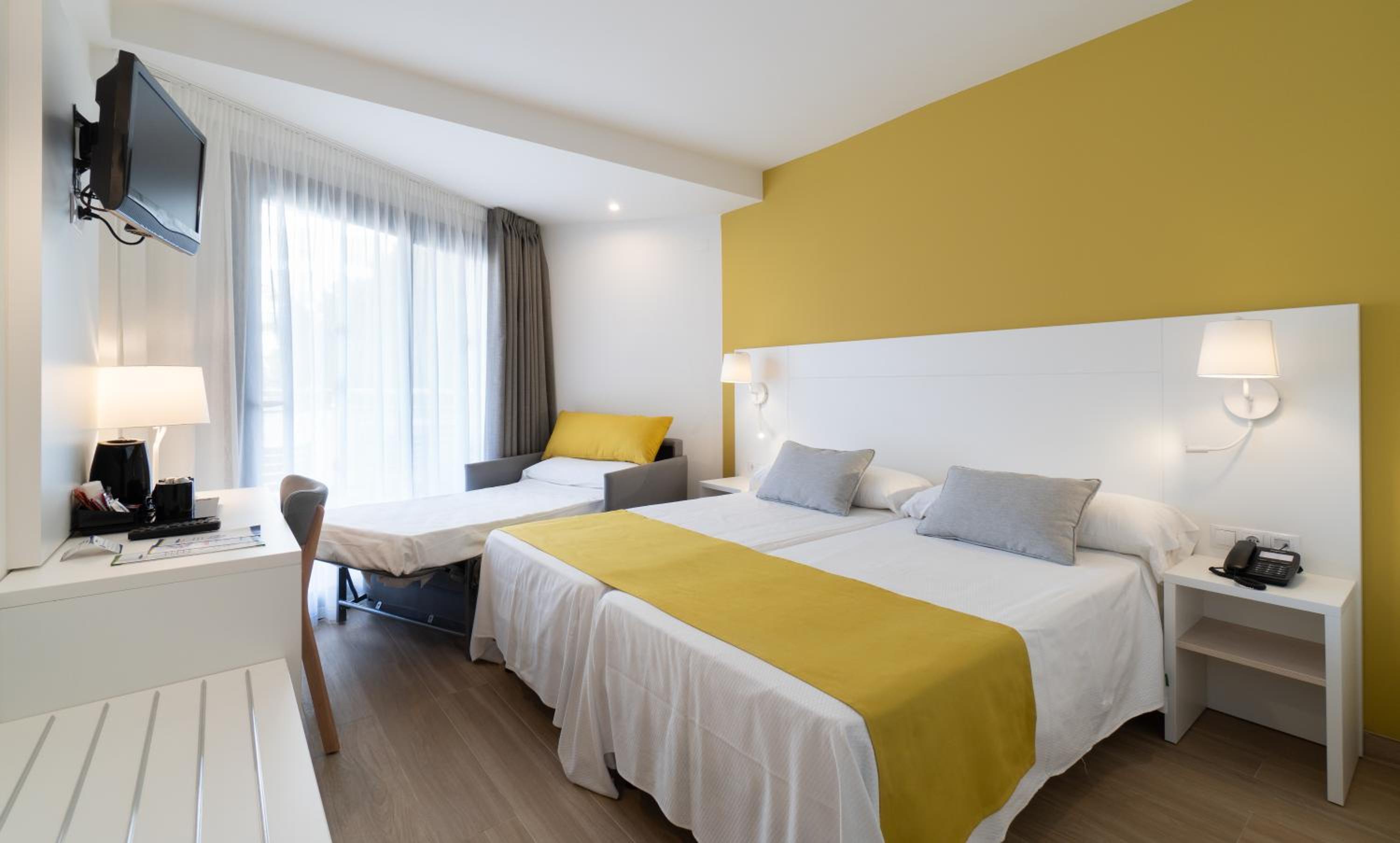Double Room (2 Adults + 1 Child) - Photo 8
