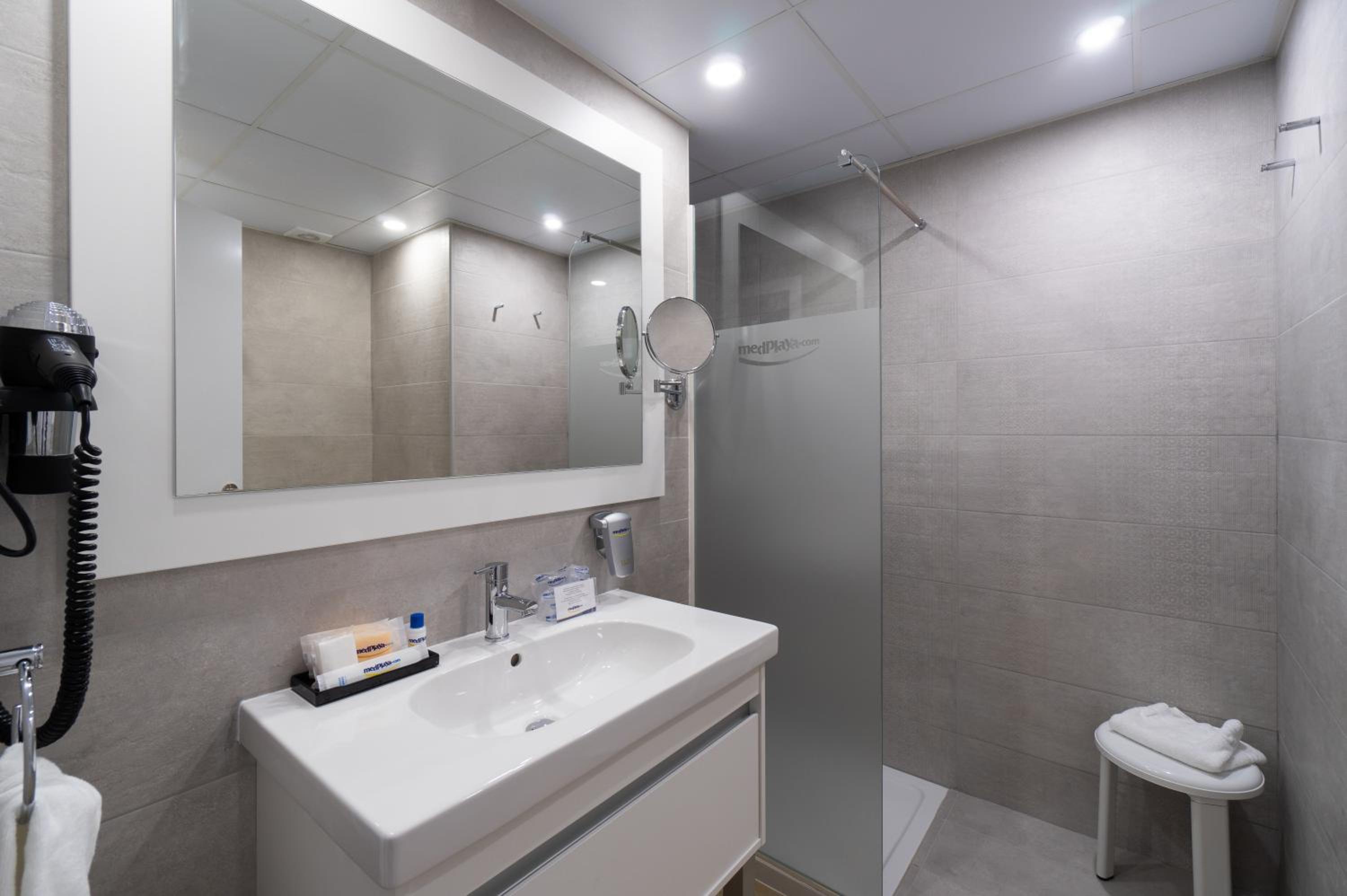 Double Room (2 Adults + 1 Child) - Photo 7