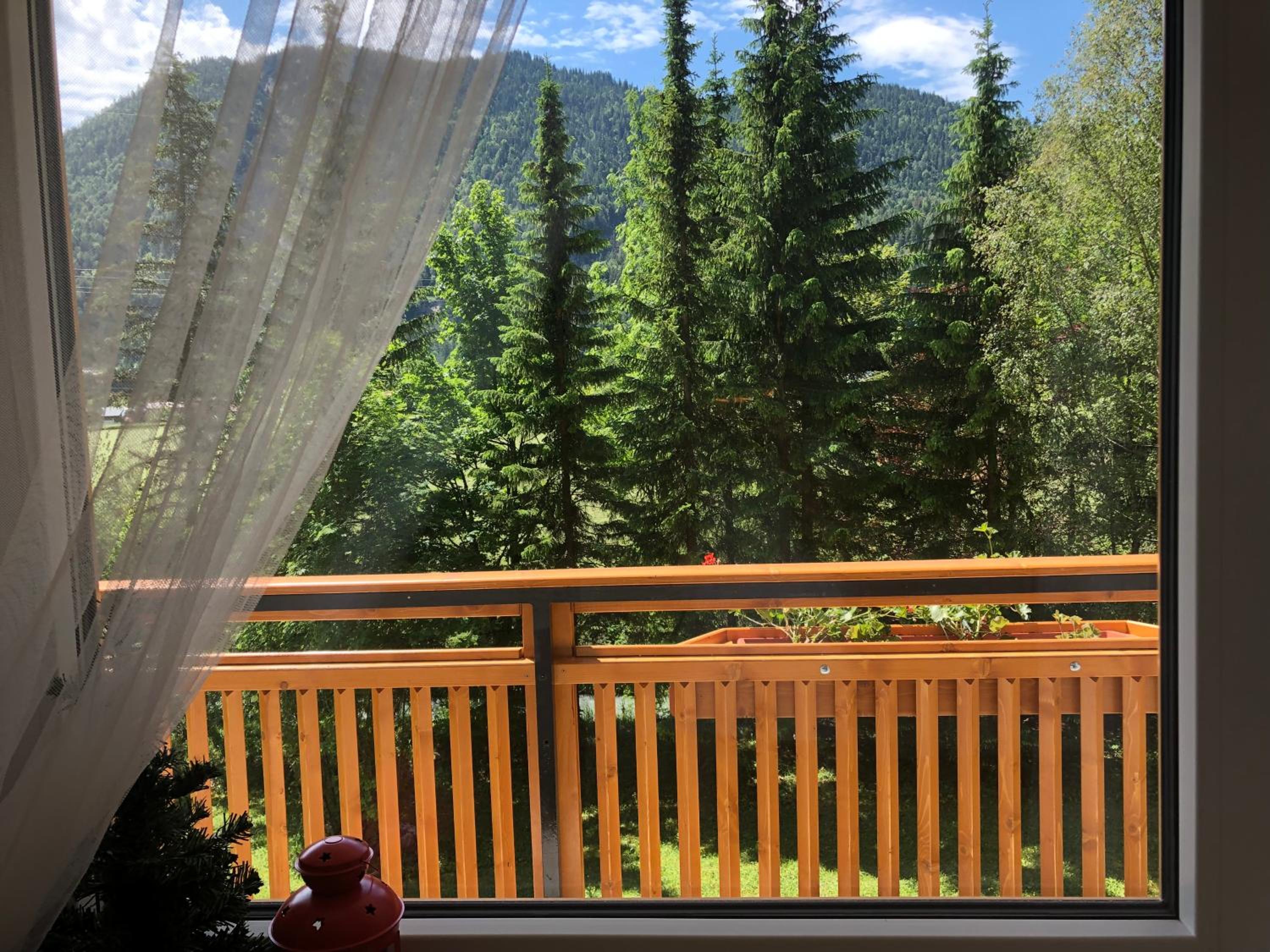 Apartment with Mountain View - Photo 3