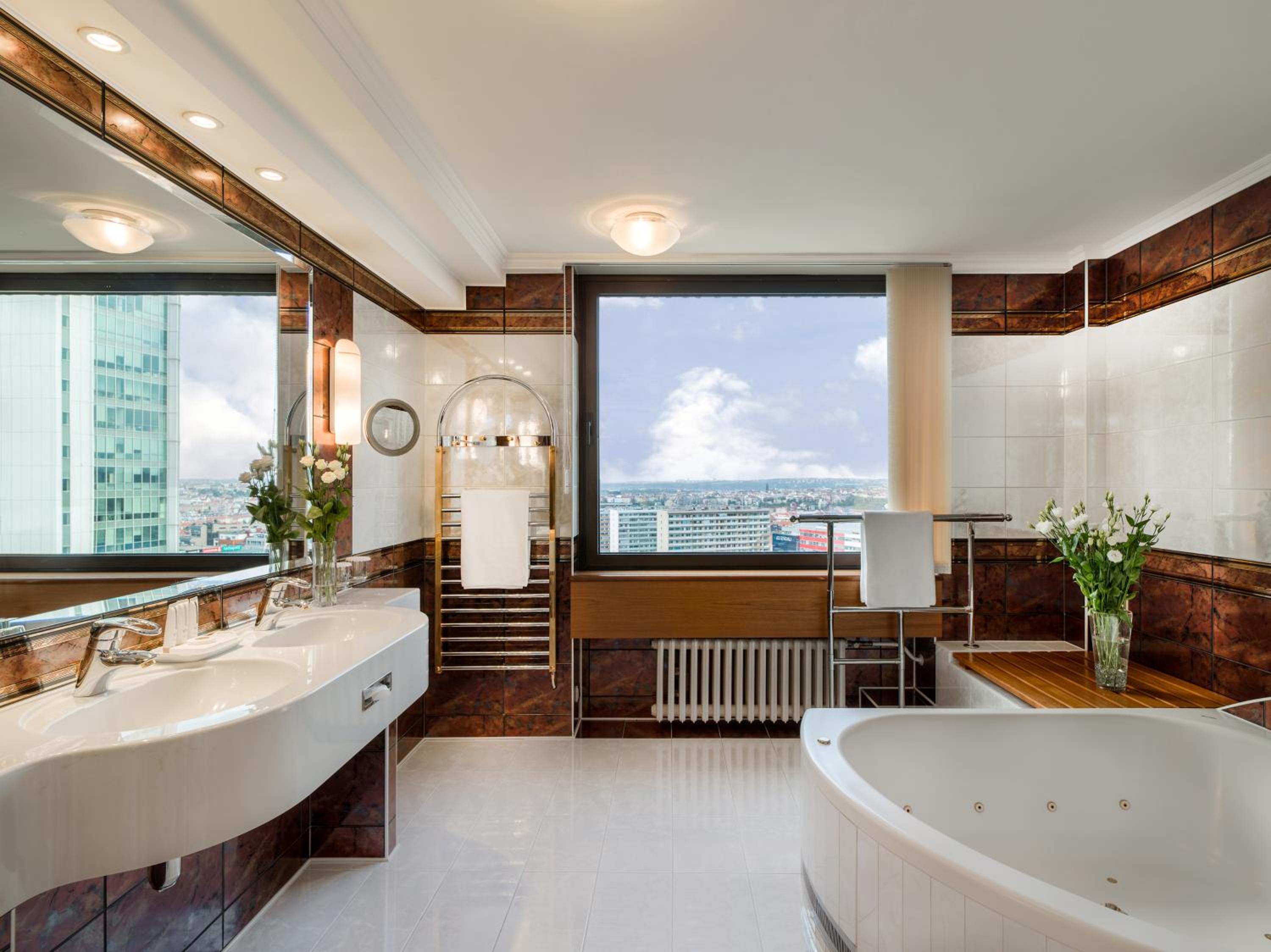 Panorama City View Suite With Private Jacuzzi And Sauna