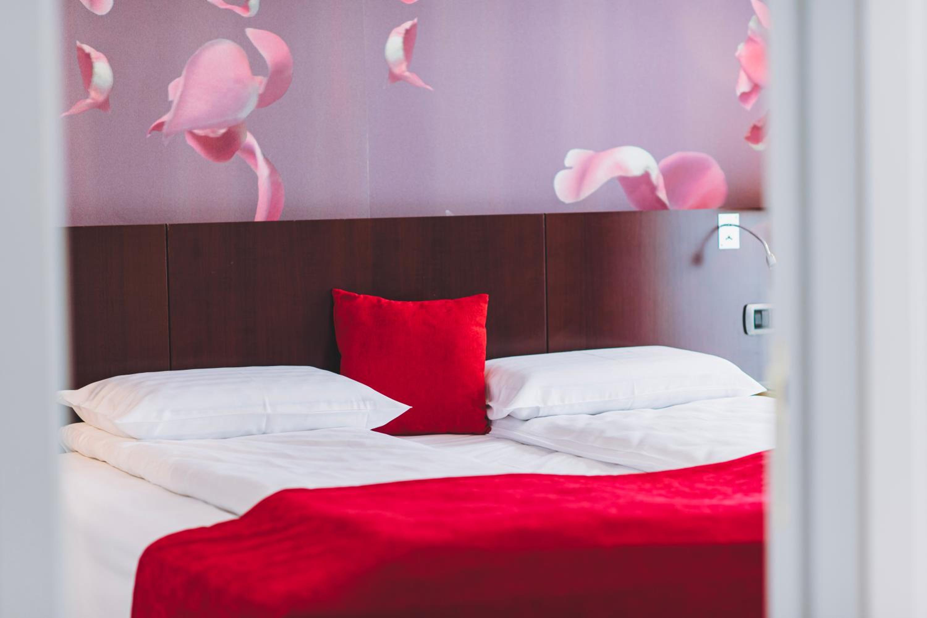 Deluxe Room (2 Adults + 1 Child) - Photo 10