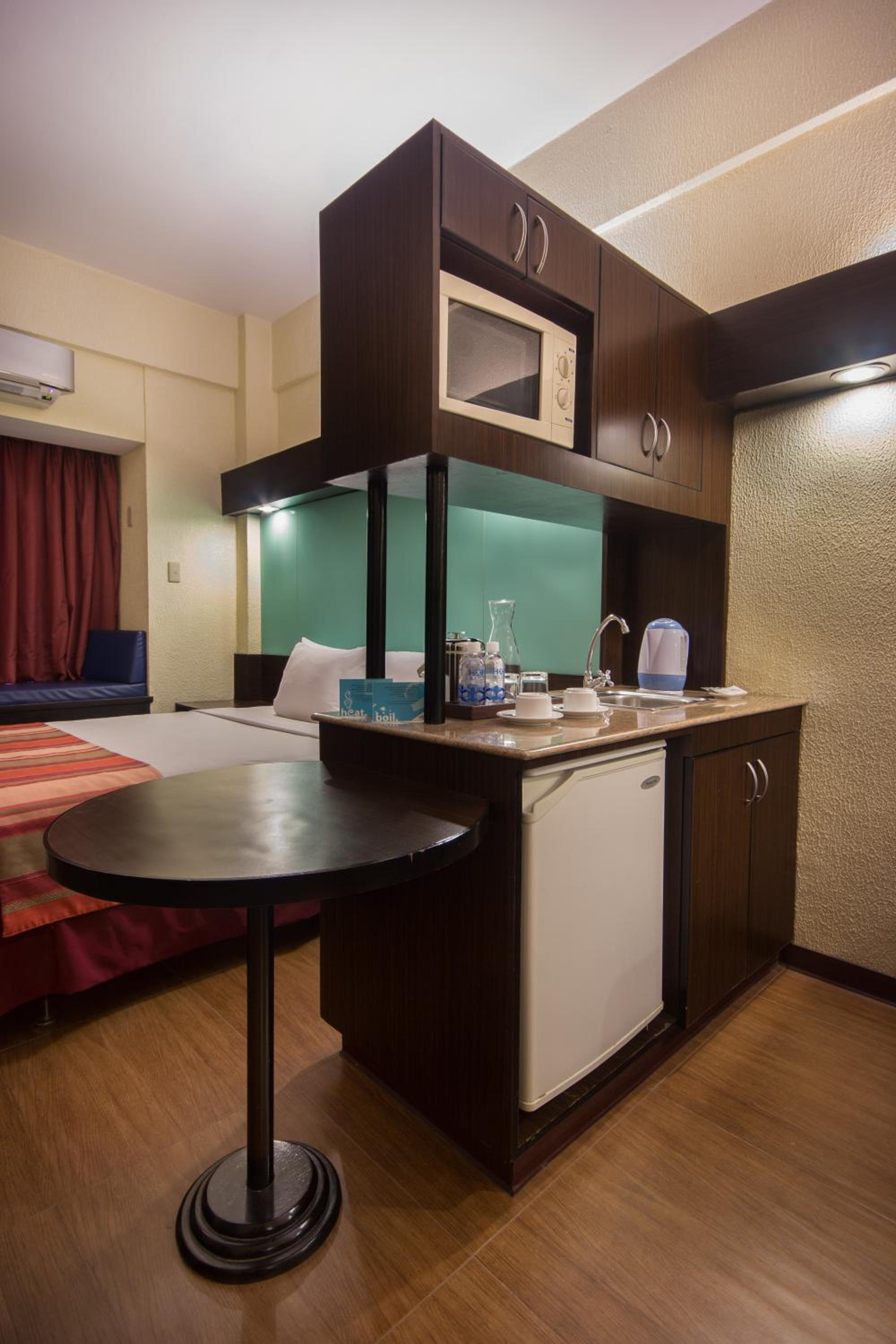 1 Queen Bed Suite - Photo 3