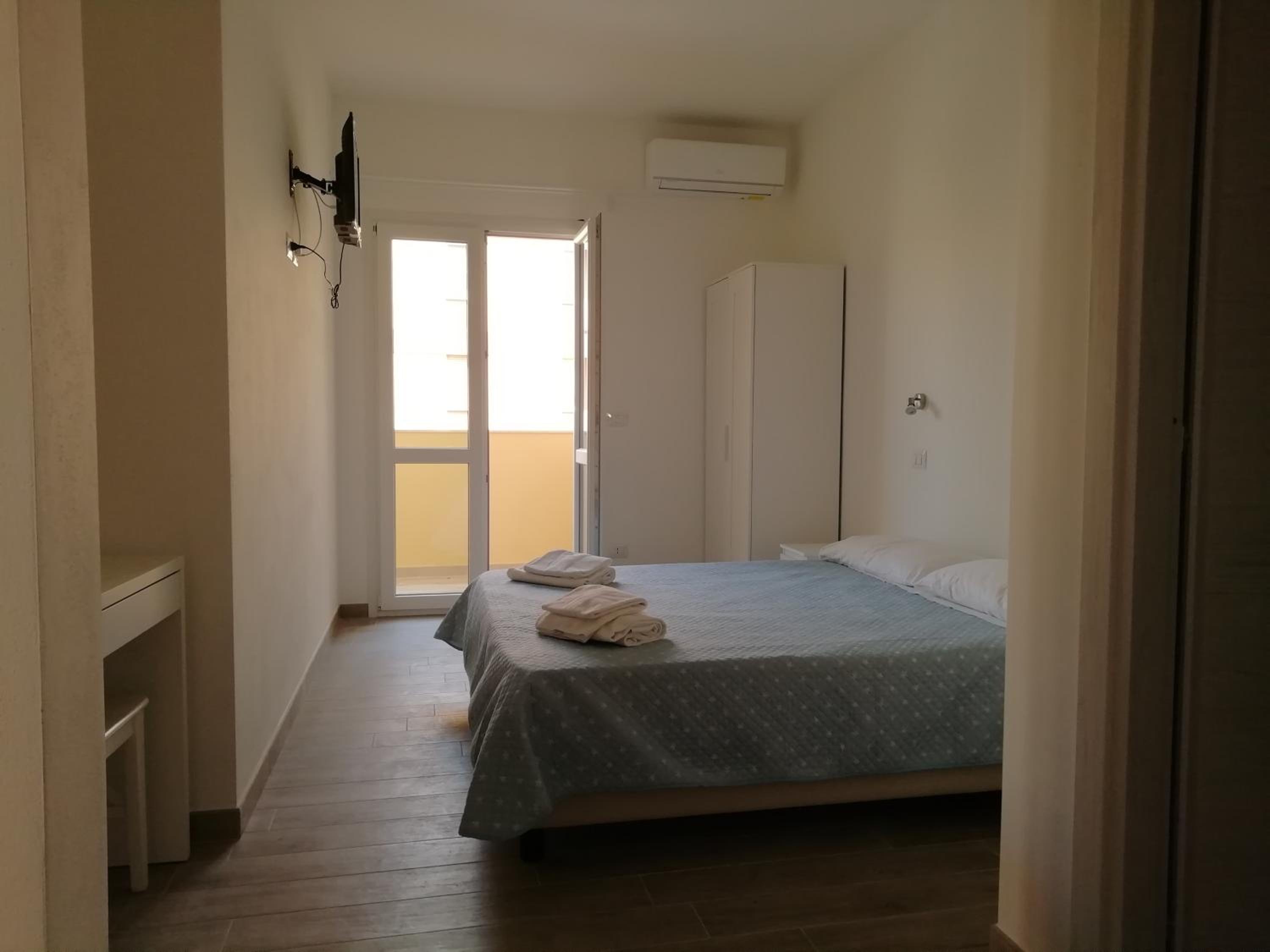 Quadruple Room with Balcony - Photo 2