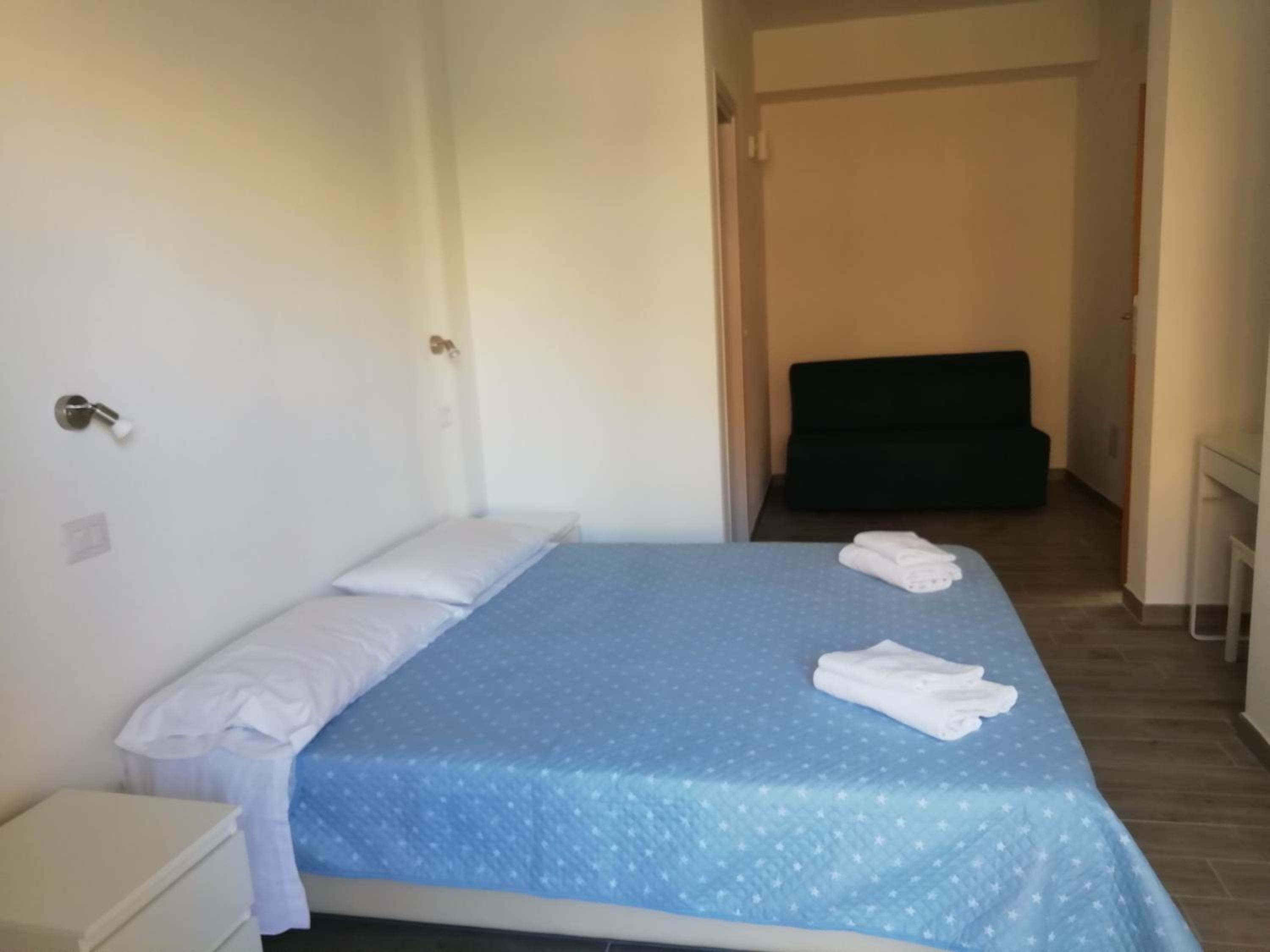 Quadruple Room with Balcony - Photo 10